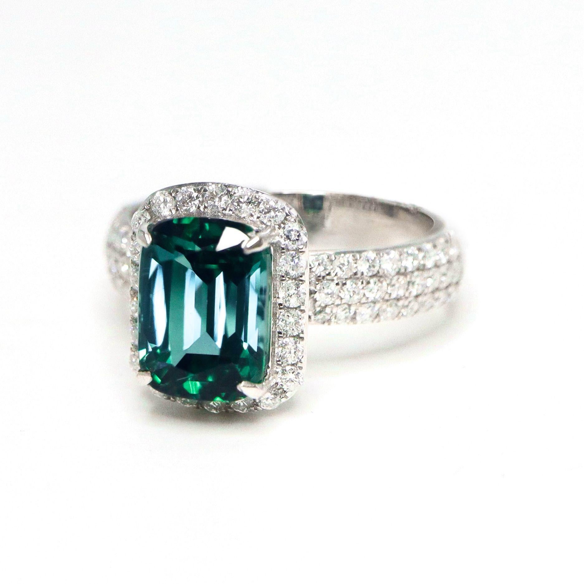 GIA 18K 3,01 ct  Turmalina natural azulada Gree Diamantes Anillo de compromiso antiguo Corte cojín en venta