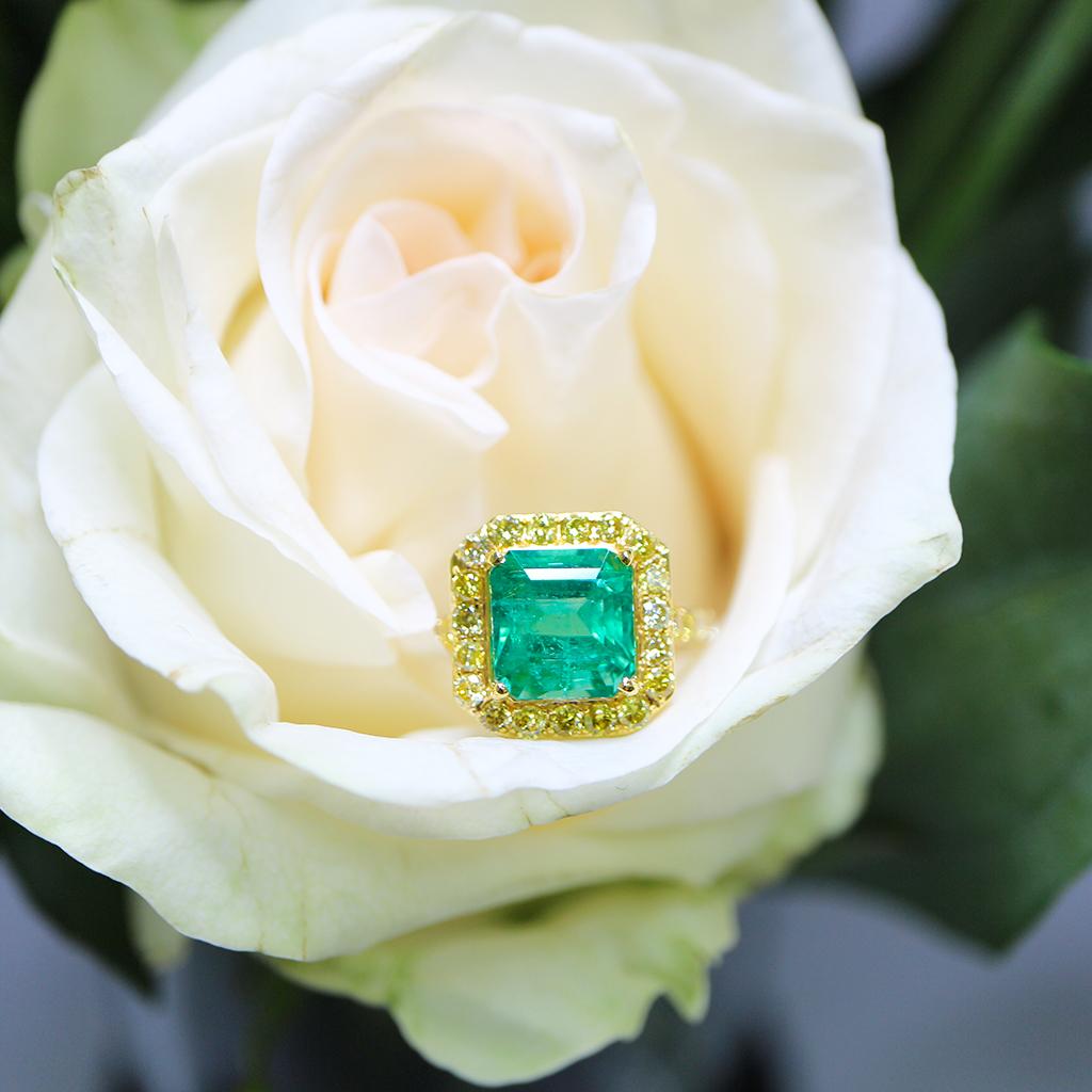 **Bague de fiançailles GIA 18K 3.75 Ct No Oiled Emerald & Fancy Yellow Diamonds** (Émeraude non huilée et diamants jaunes) 

La pierre centrale est une émeraude naturelle non huilée, certifiée par le GIA, pesant 3,45 ct, entourée de diamants