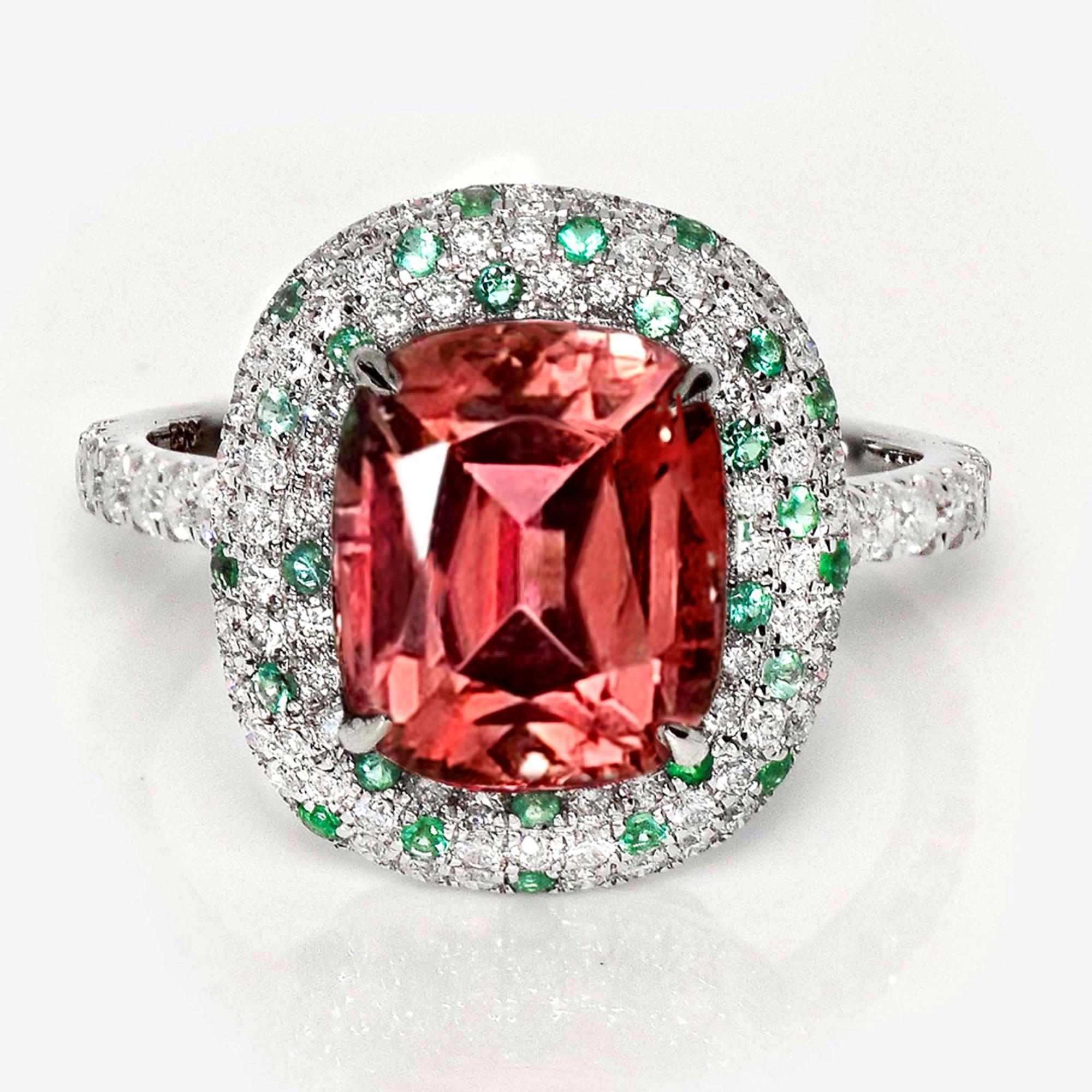 *GIA' 18K 4,69 ct  Anello di fidanzamento antico con tormalina rosa naturale e diamanti*.
Questo anello presenta una tormalina rosa vivida naturale di 4,69 carati incastonata in una fascia d'oro bianco 18 carati e impreziosita da diamanti FG VS del