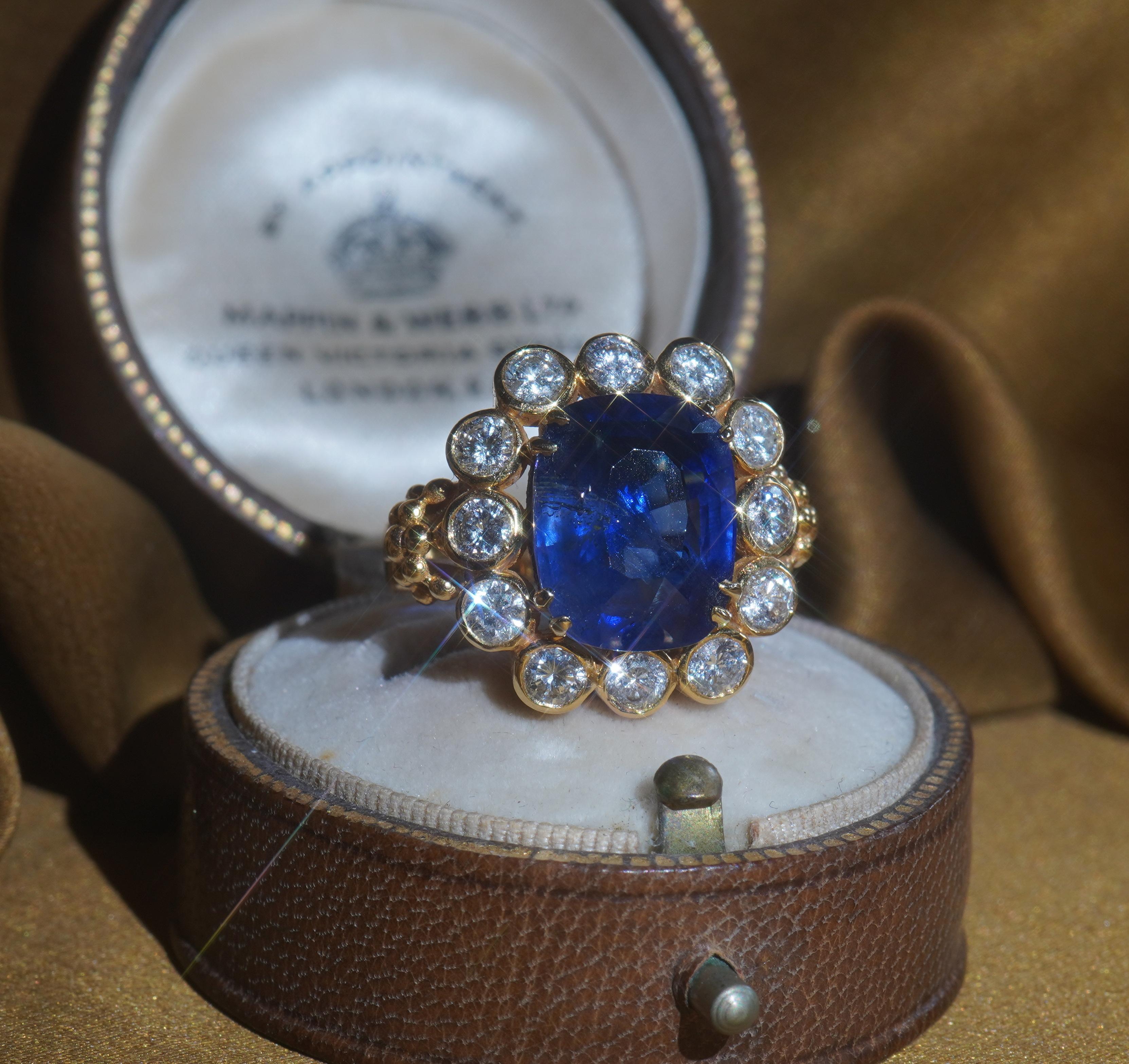 Taille coussin GIA Bague diamant saphir bleu 18K 12.04 TCW Or Ceylan non chauffé en vente