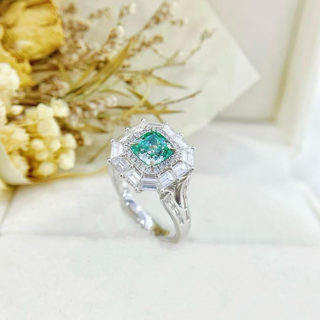 Diamante verde naturale con taglio a cuscino da 1,22 carati certificato GIA, pietre laterali tonde e a baguette affusolate e anello/pendente in oro bianco 18 carati

1 Diamante verde - 1,22 CT
Diamanti - 1,61 CT
Peso totale - 6,07 GM

Questo