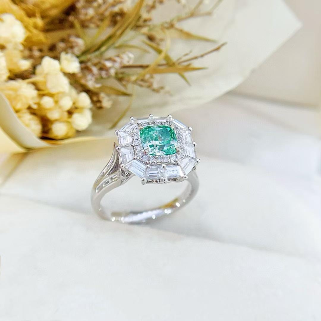 Moderno Anello/pendente con diamante verde da 1,22 carati certificato GIA con pietre baguette affusolate in vendita