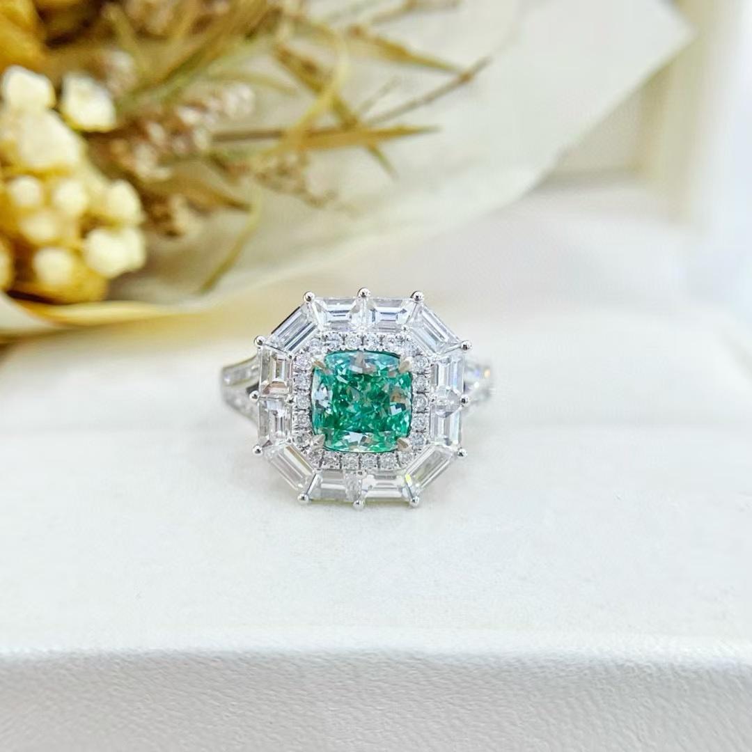 Taglio cuscino Anello/pendente con diamante verde da 1,22 carati certificato GIA con pietre baguette affusolate in vendita
