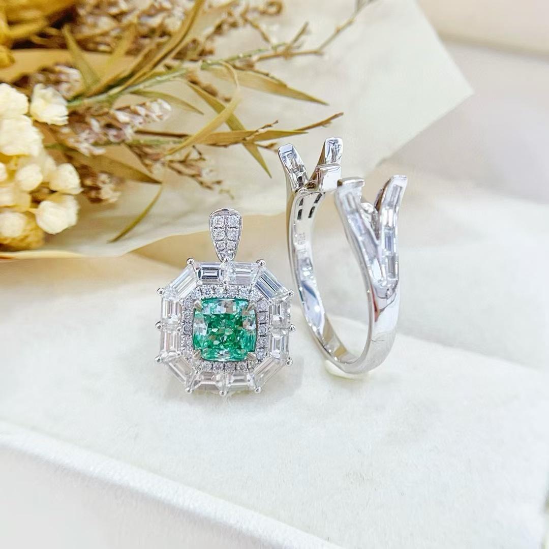 Anello/pendente con diamante verde da 1,22 carati certificato GIA con pietre baguette affusolate In condizioni Nuovo in vendita a Kowloon, HK