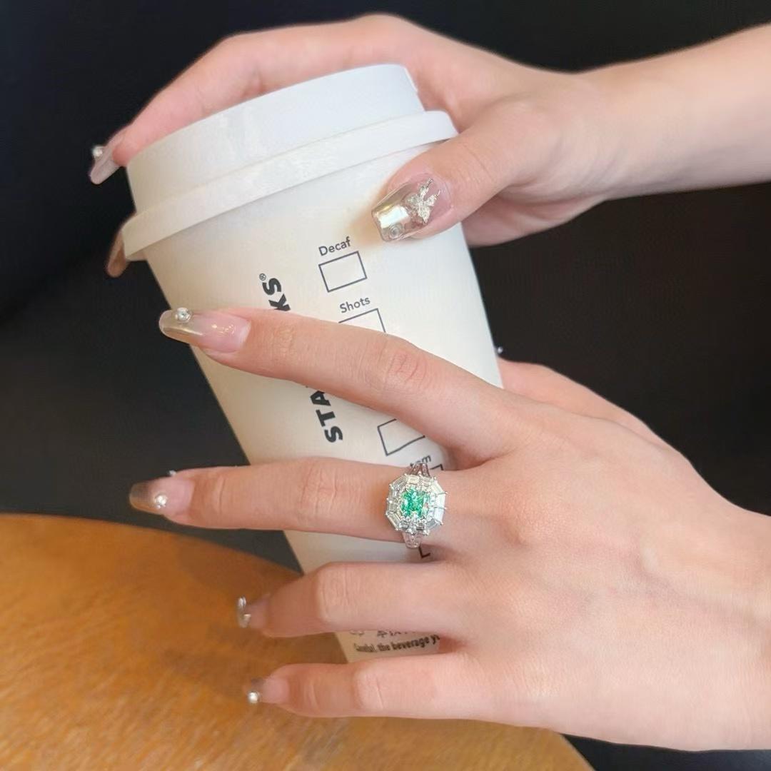 da uomo o donna Anello/pendente con diamante verde da 1,22 carati certificato GIA con pietre baguette affusolate in vendita
