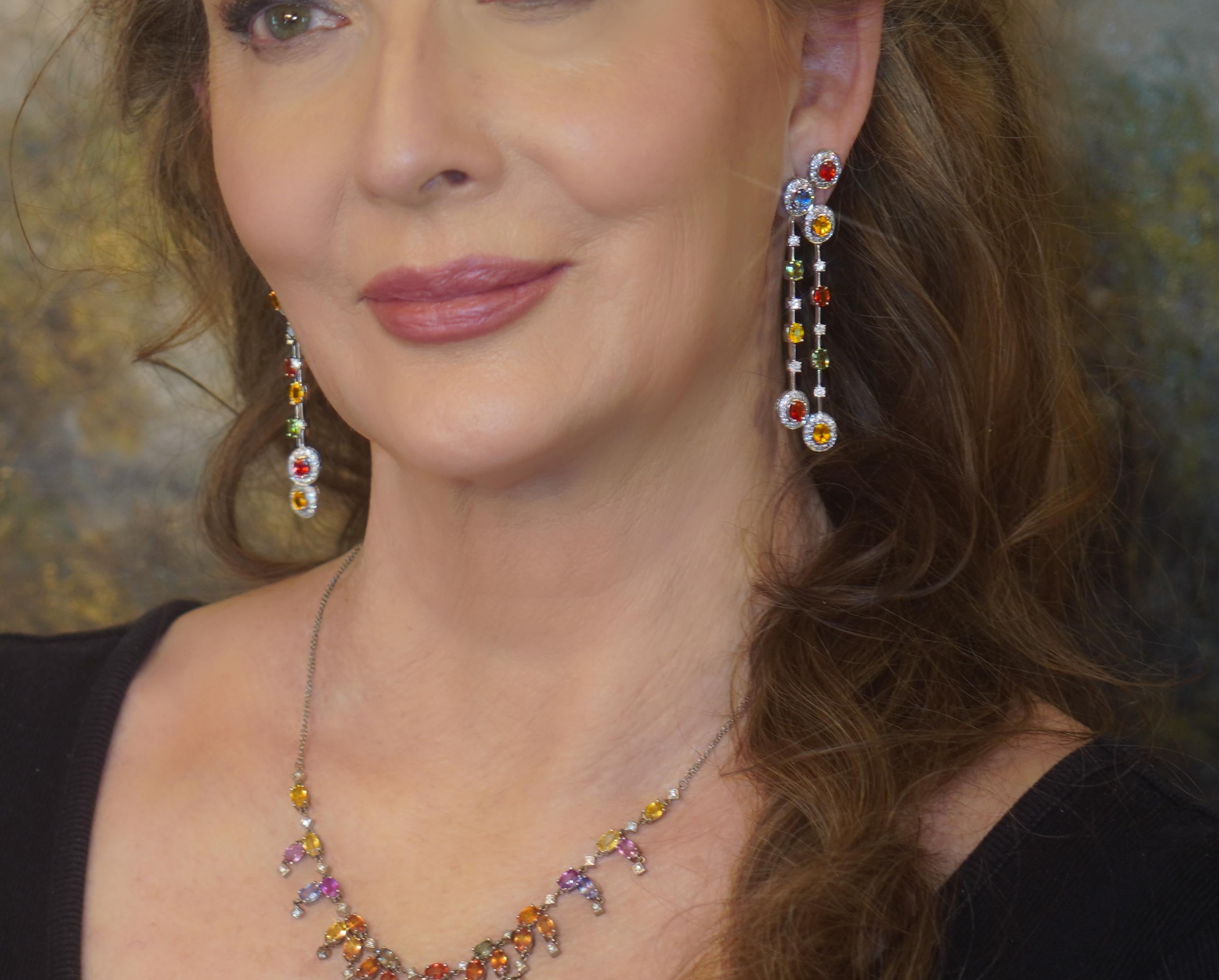 Old South Jewels präsentiert mit Stolz...GIA CERTIFIED VINTAGE 18K GOLD MULTI COLOR SAPPHIRE & DIAMANT 8.58 CARAT EARRINGS!    5,94 KARAT GLITZERNDE BLAUE, ROTE, GELBE UND GRÜNE SAPHIRE, DIE AUF DER ERDE ABGEBAUT WERDEN, UND GLITZERNDE WEISSE