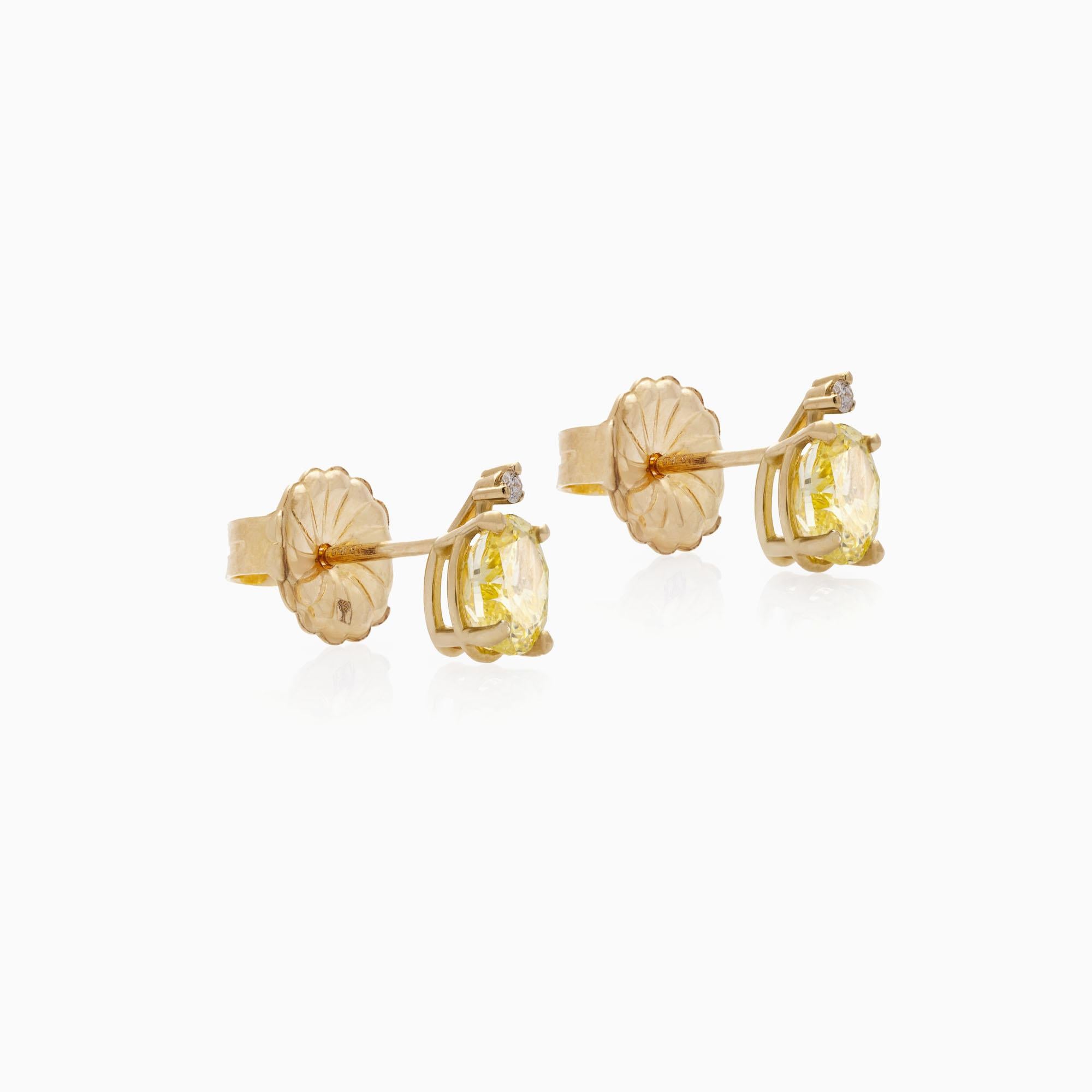 Boucles d'oreilles en diamant jaune, poids total de 1,03 ct. Ces boucles d'oreilles raffinées sont réalisées en or jaune 18k et présentent deux diamants ovales naturels de taille brillant pesant environ 0,50 ct et 0,51 ct. Leur couleur jaune intense