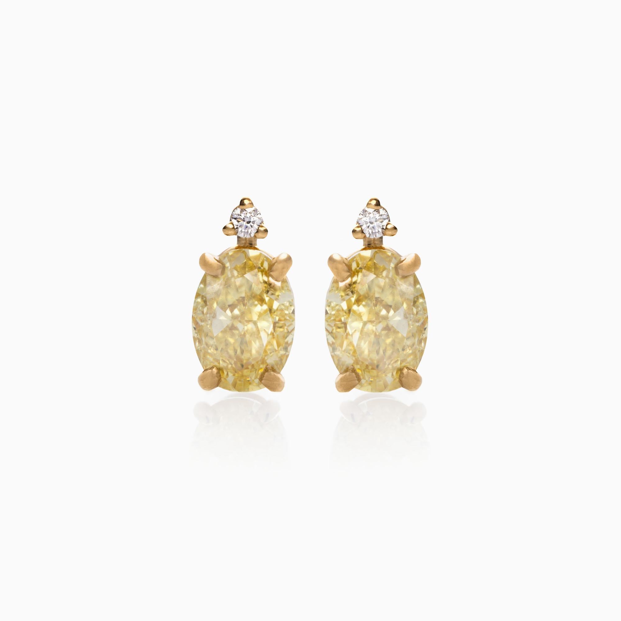 Taille ovale Boucles d'oreilles en or jaune GIA 18 carats avec 1,03 carat de diamants jaunes et blancs en vente