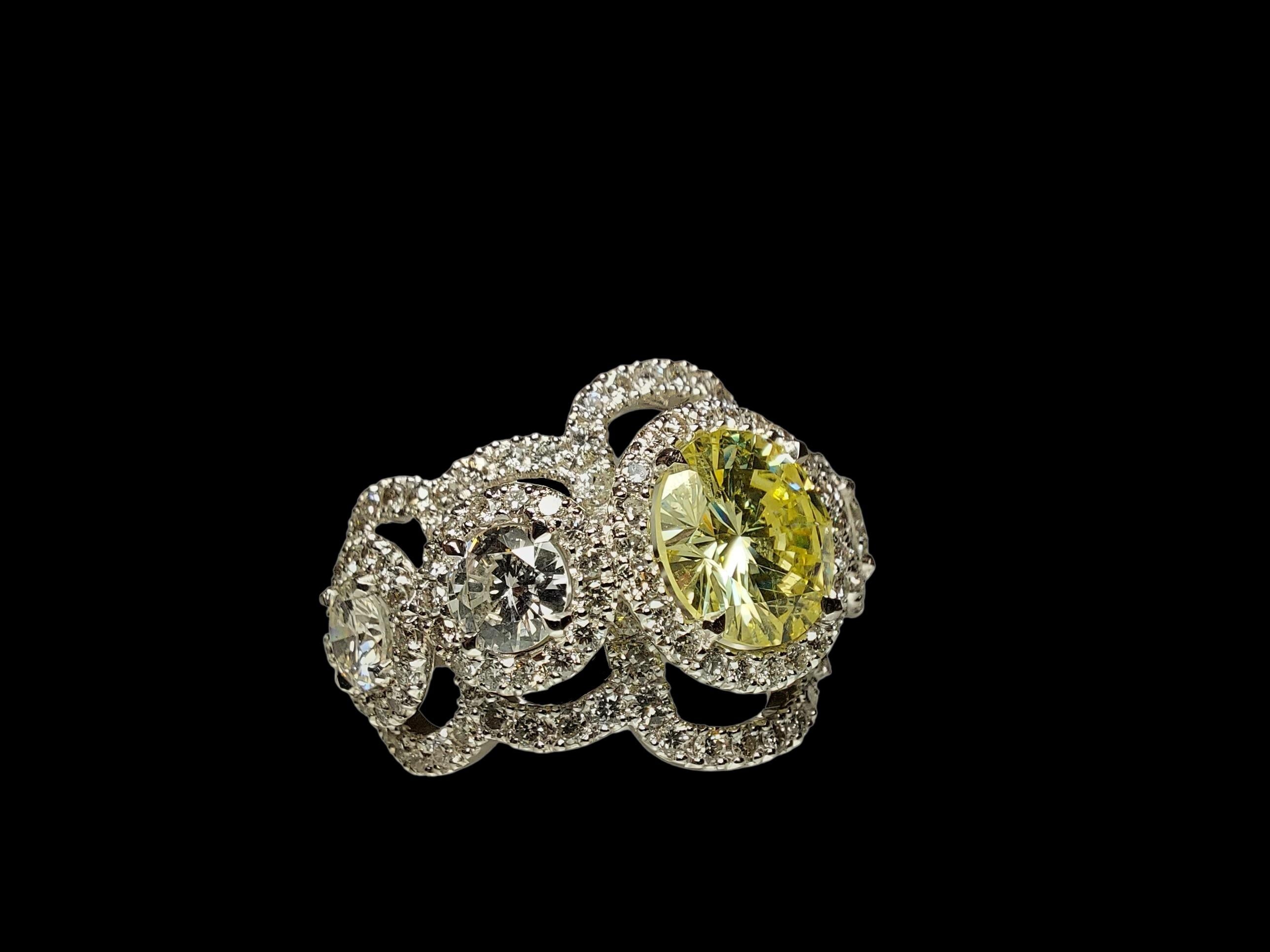 GIA 18kt White Gold Ring 2ct Fancy Yellow Diamond & 4.2 Ct Surrounding Diamonds In New Condition For Sale In Antwerp, BE