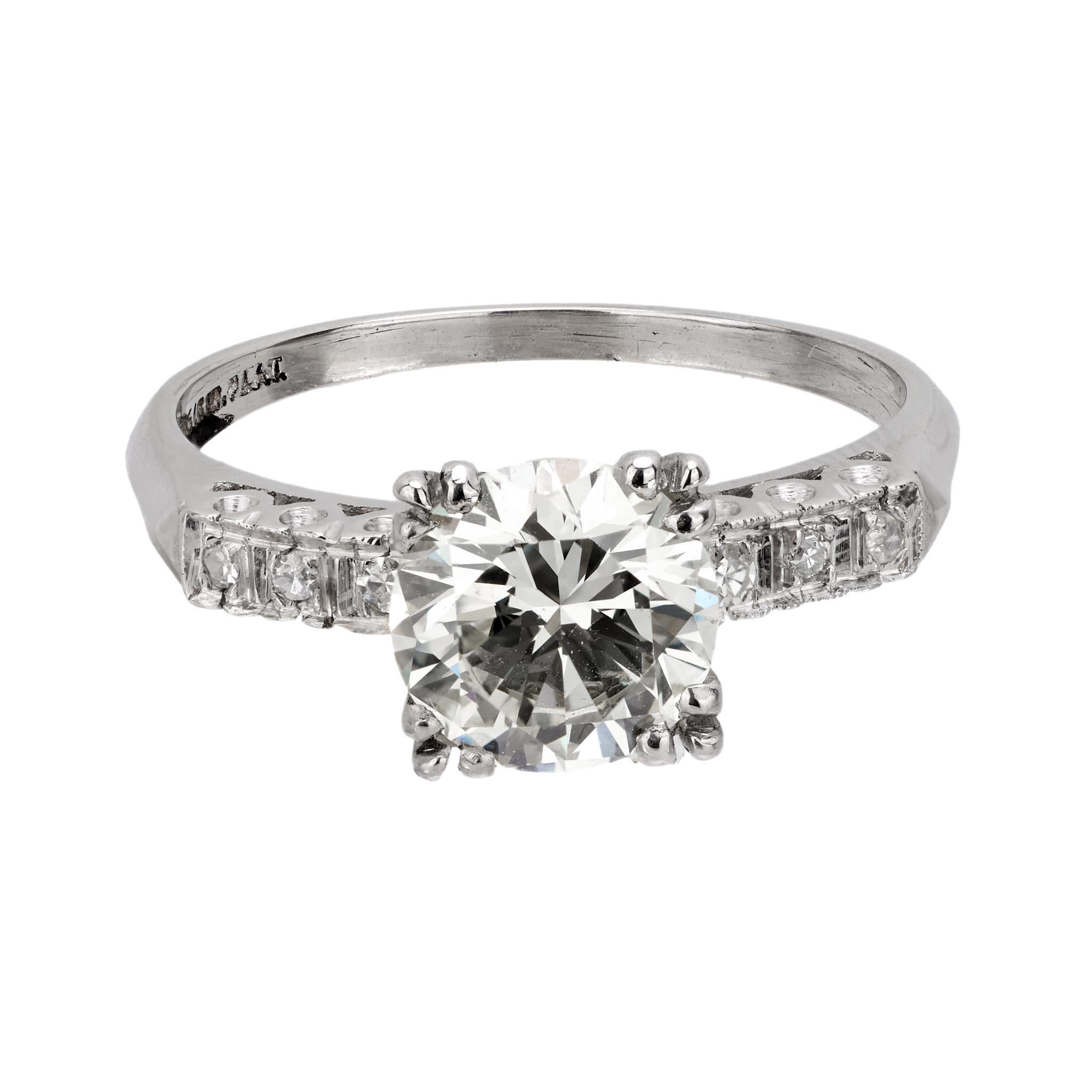Fabricado en la década de 1960, este anillo de platino Mid Century exhibe un diamante redondo de talla brillante de 1,90 quilates certificado por el GIA, de color O-P y claridad SI1, que irradia un suave resplandor antiguo. Enmarcando la piedra