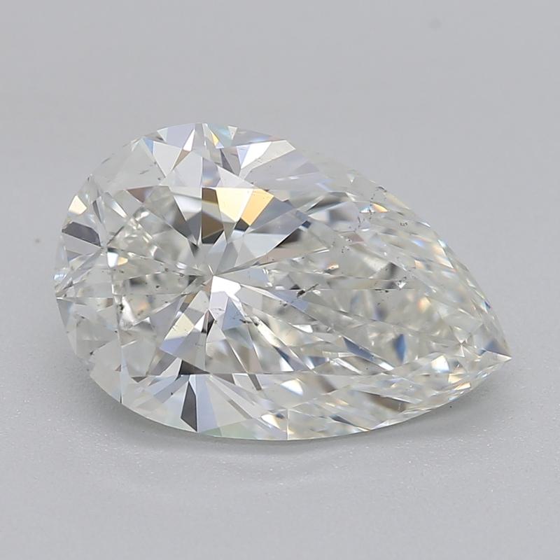 Dieser bemerkenswerte, elegant gearbeitete Diamantring verfügt über einen atemberaubenden Mittelstein aus Birne 1,90, der exquisite G- und SI1-Werte aufweist. Der Solitär ist in einer klassischen Zackenfassung gefasst, die seine Brillanz und