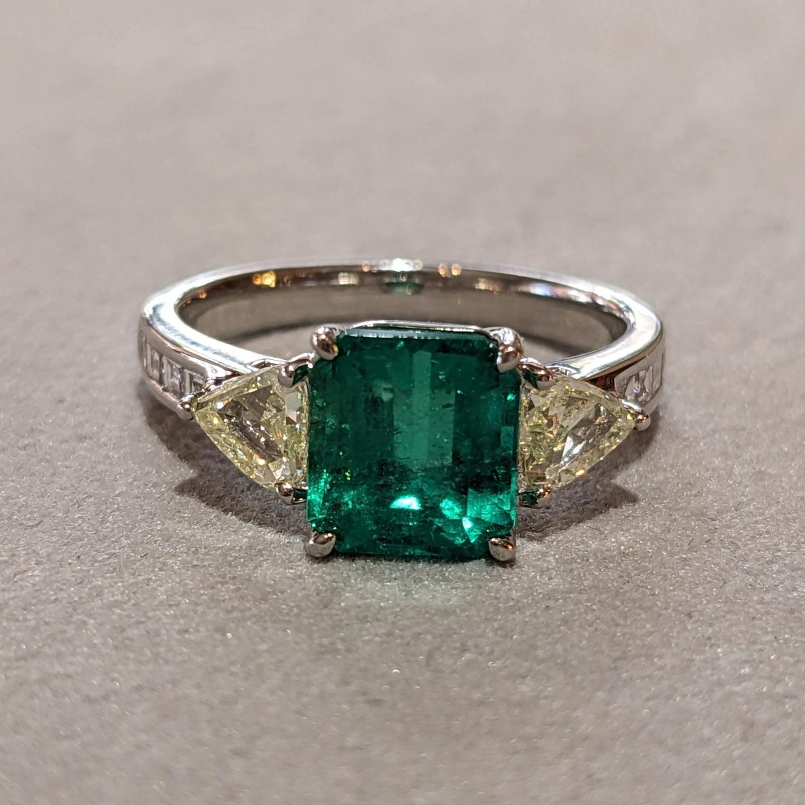 GIA 1.93 ct Colombian Emerald and Diamond 3-Stone Ring in Platinum Corte esmeralda en venta
