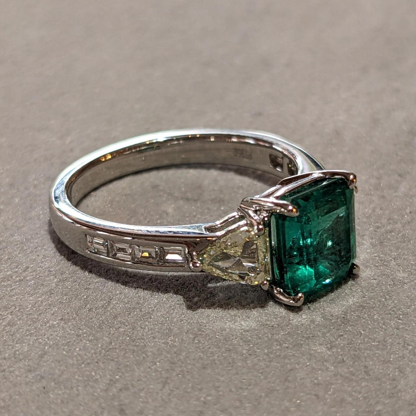 GIA 1.93 ct Colombian Emerald and Diamond 3-Stone Ring in Platinum en Excelente estado para la venta en La Jolla, CA