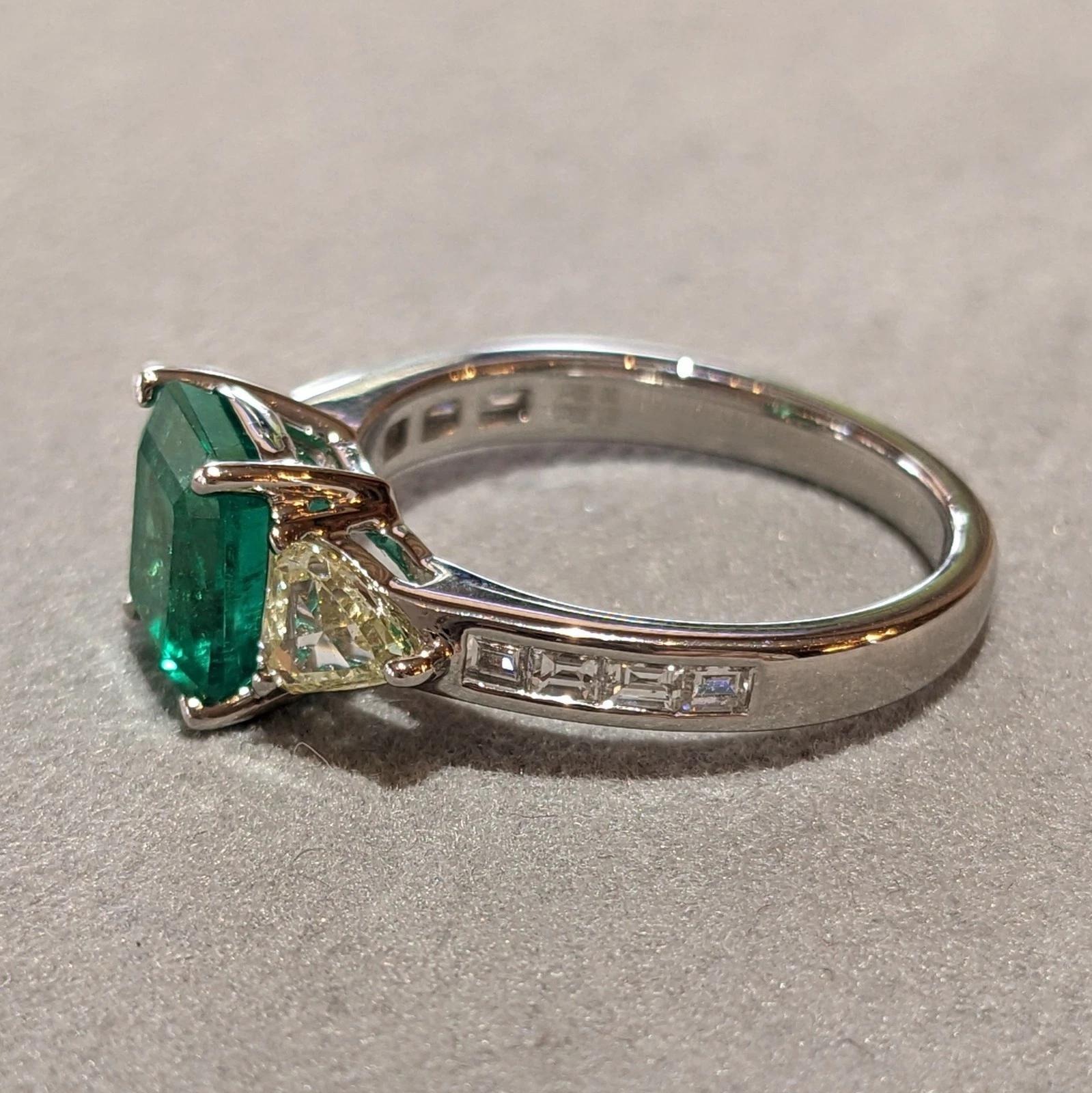 De las mujeres GIA 1.93 ct Colombian Emerald and Diamond 3-Stone Ring in Platinum en venta