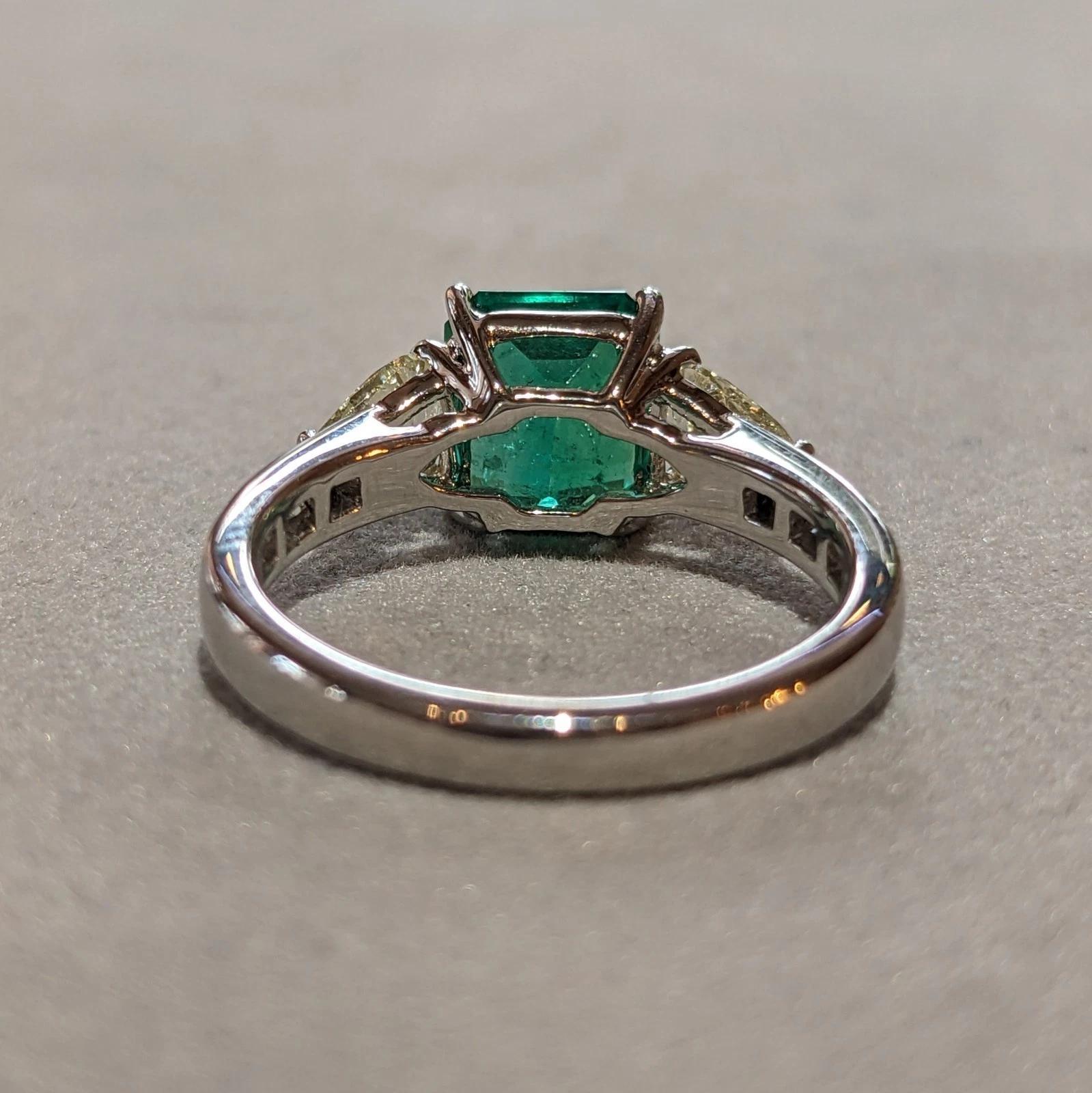 GIA 1.93 ct Colombian Emerald and Diamond 3-Stone Ring in Platinum en venta 1