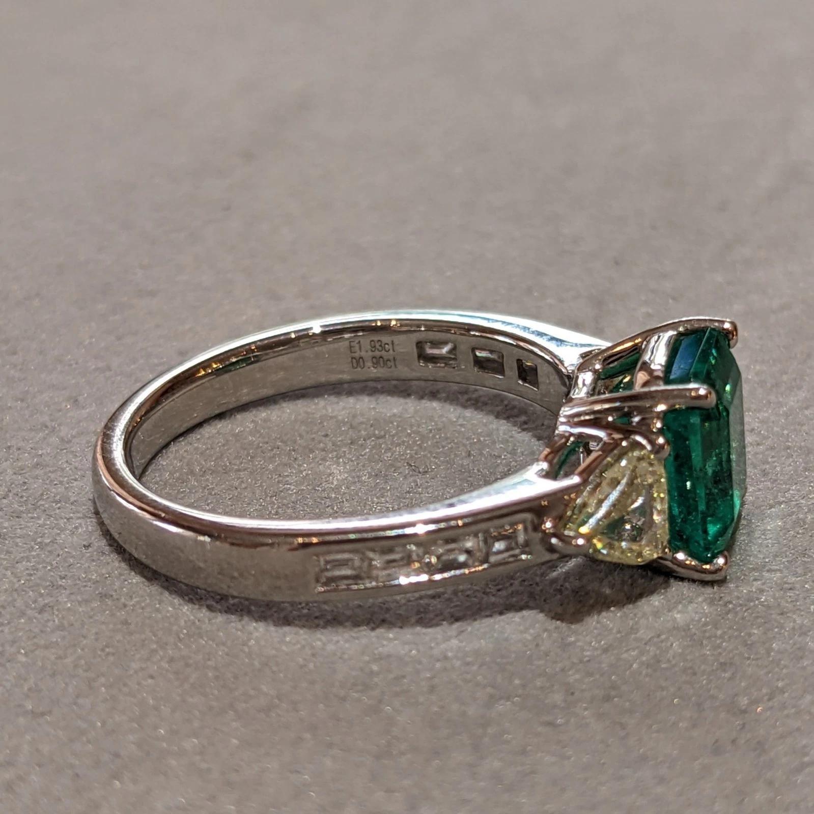 GIA 1.93 ct Colombian Emerald and Diamond 3-Stone Ring in Platinum en venta 2