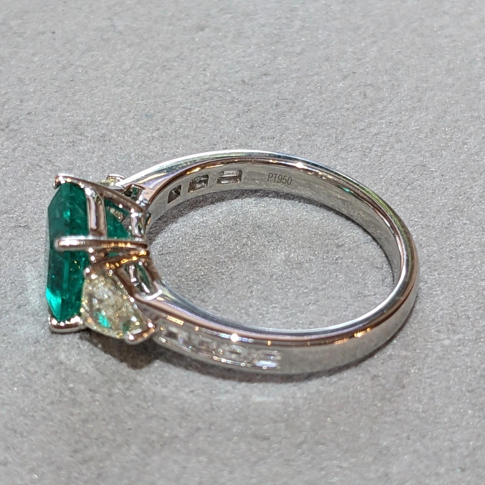 GIA 1.93 ct Colombian Emerald and Diamond 3-Stone Ring in Platinum en venta 3