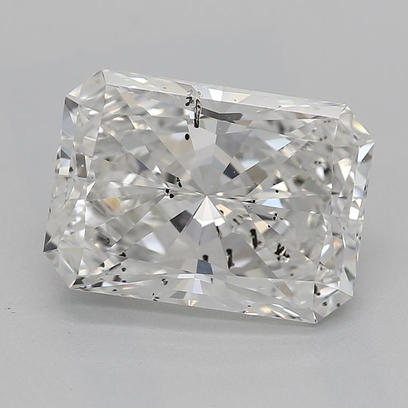 Élégamment conçue, cette étonnante bague en diamant séduit par ses caractéristiques remarquables. Au cœur de cette pièce se trouve un diamant radiant H SI2 de 1,93 à couper le souffle, solidement maintenu dans un serti surélevé qui rehausse sa