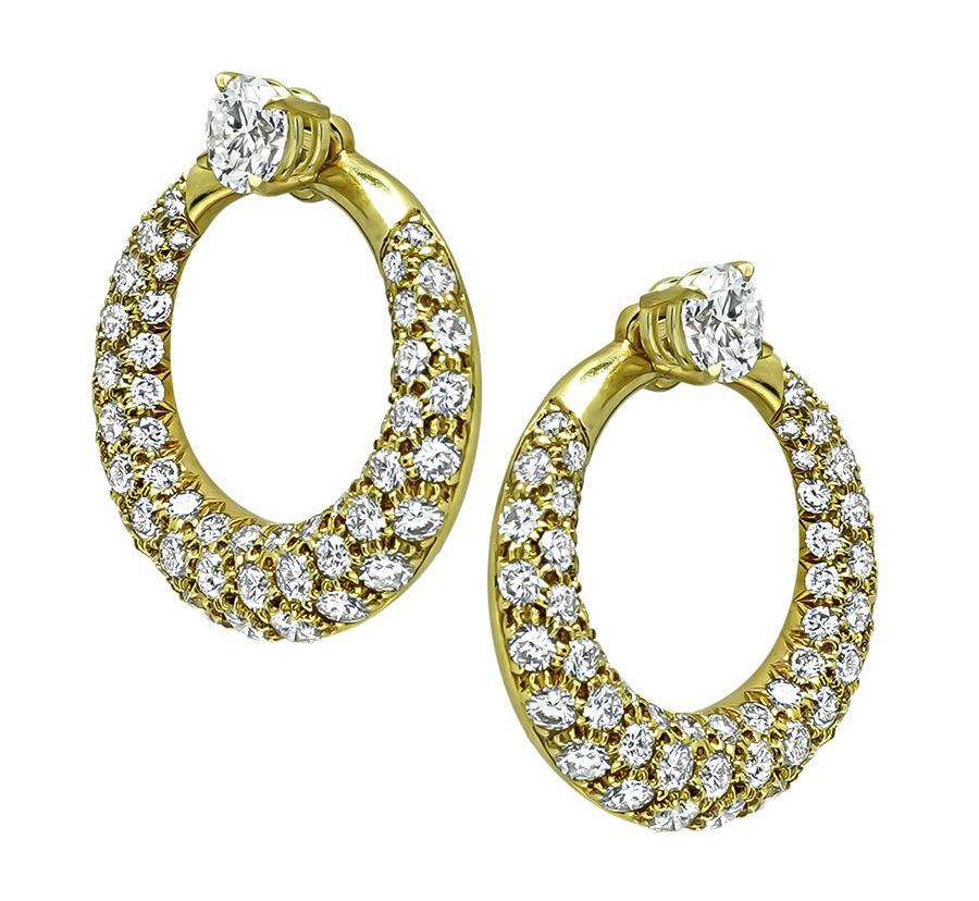 Dies ist ein erstaunliches Paar Ohrringe aus 18k Gelbgold für Tag und Nacht. Die Ohrringe sind mit 2 funkelnden, GIA-zertifizierten Diamanten im Rundschliff mit einem Gewicht von 0,99ct und 0,99ct besetzt. Die Farbe der Diamanten ist E mit