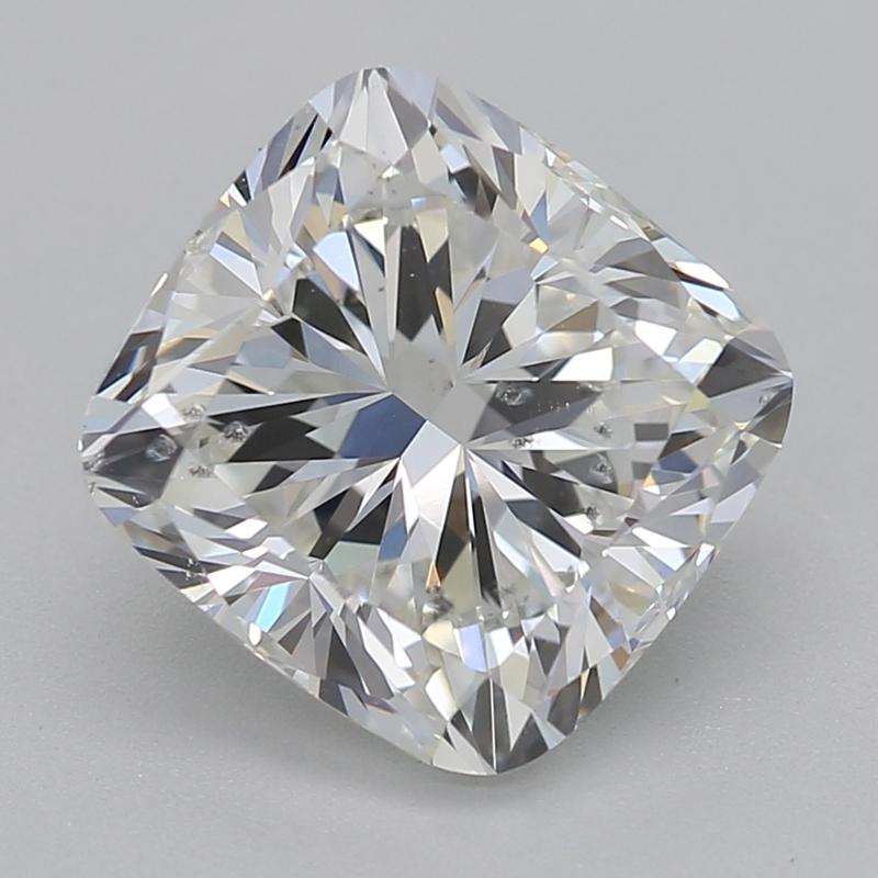 Plongez dans l'élégance de cette bague en diamant à couper le souffle, mettant en valeur une pièce centrale étonnante d'un diamant coussin pesant 2. Classée H et SI2, cette pierre remarquable exsude une brillance et un feu exceptionnels, ce qui lui