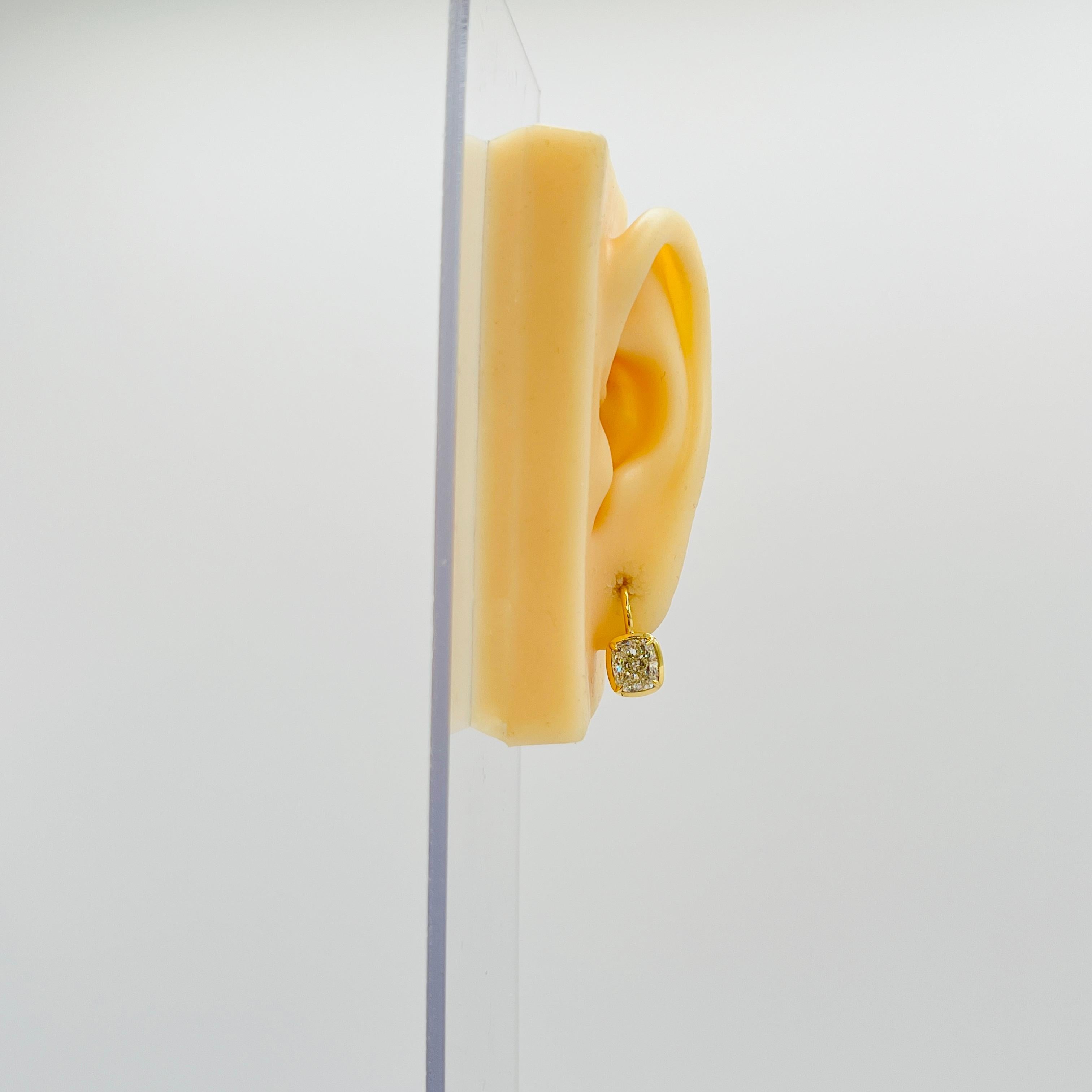 Taglio cuscino GIA Orecchini pendenti con diamanti bianchi a cuscino da 2 carati ciascuno in oro giallo 18 carati in vendita