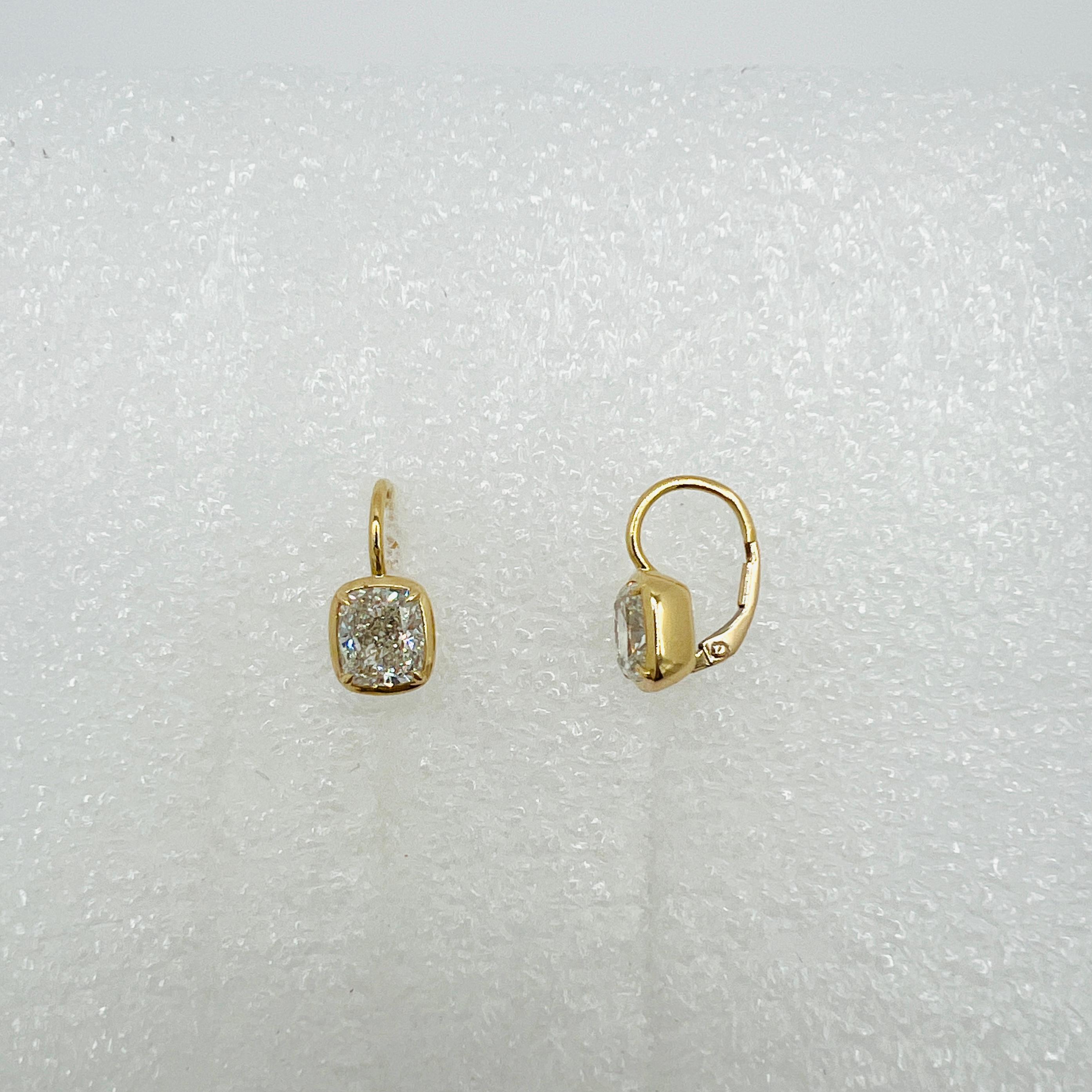 GIA Orecchini pendenti con diamanti bianchi a cuscino da 2 carati ciascuno in oro giallo 18 carati In condizioni Nuovo in vendita a Los Angeles, CA