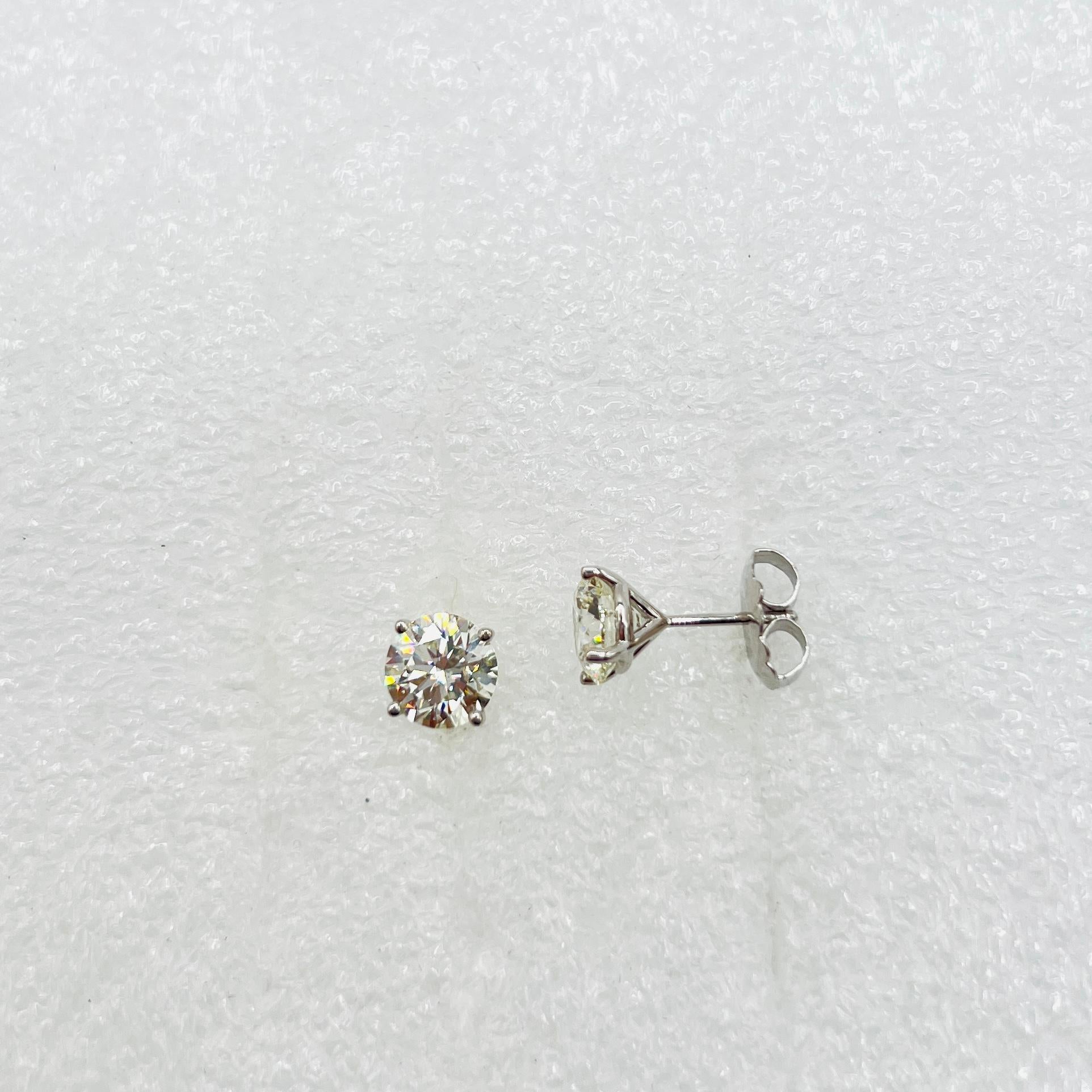 GIA - Boucles d'oreilles en or blanc 18 carats, diamant blanc rond de 2 carats chacune Unisexe en vente