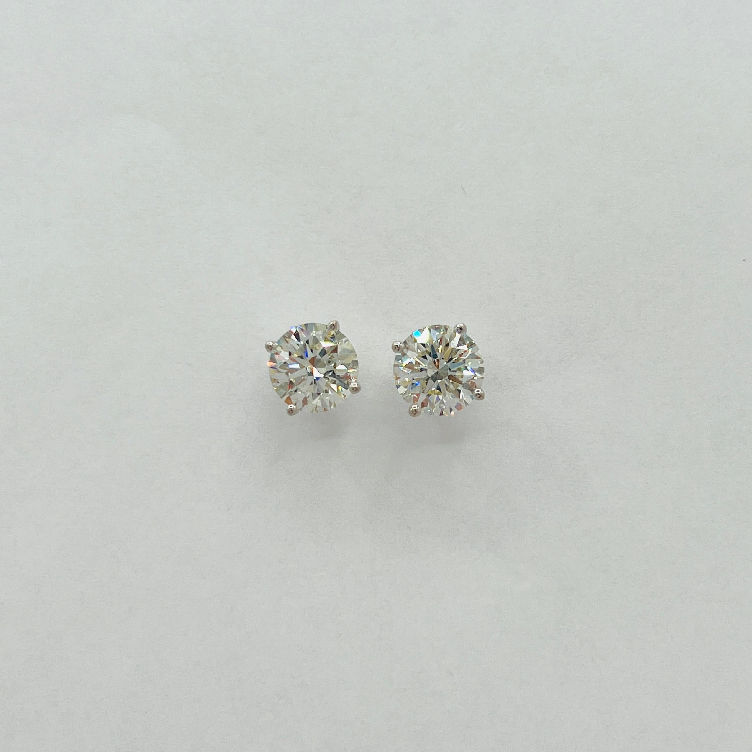 GIA - Boucles d'oreilles en or blanc 18 carats, diamant blanc rond de 2 carats chacune en vente 1