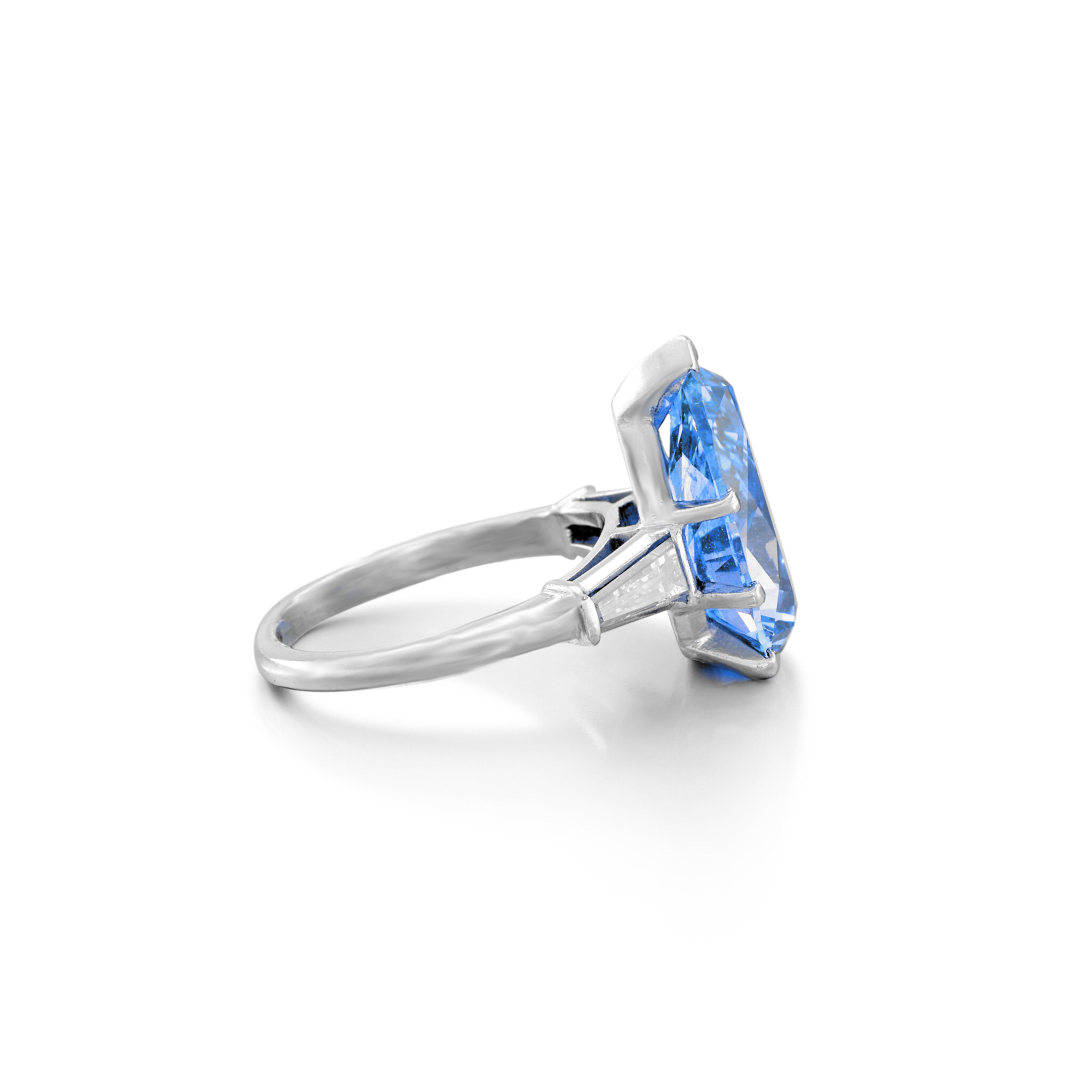 Contemporaneo GIA Anello di diamanti a forma di pera da 2 carati Fancy Vivid Blue in vendita