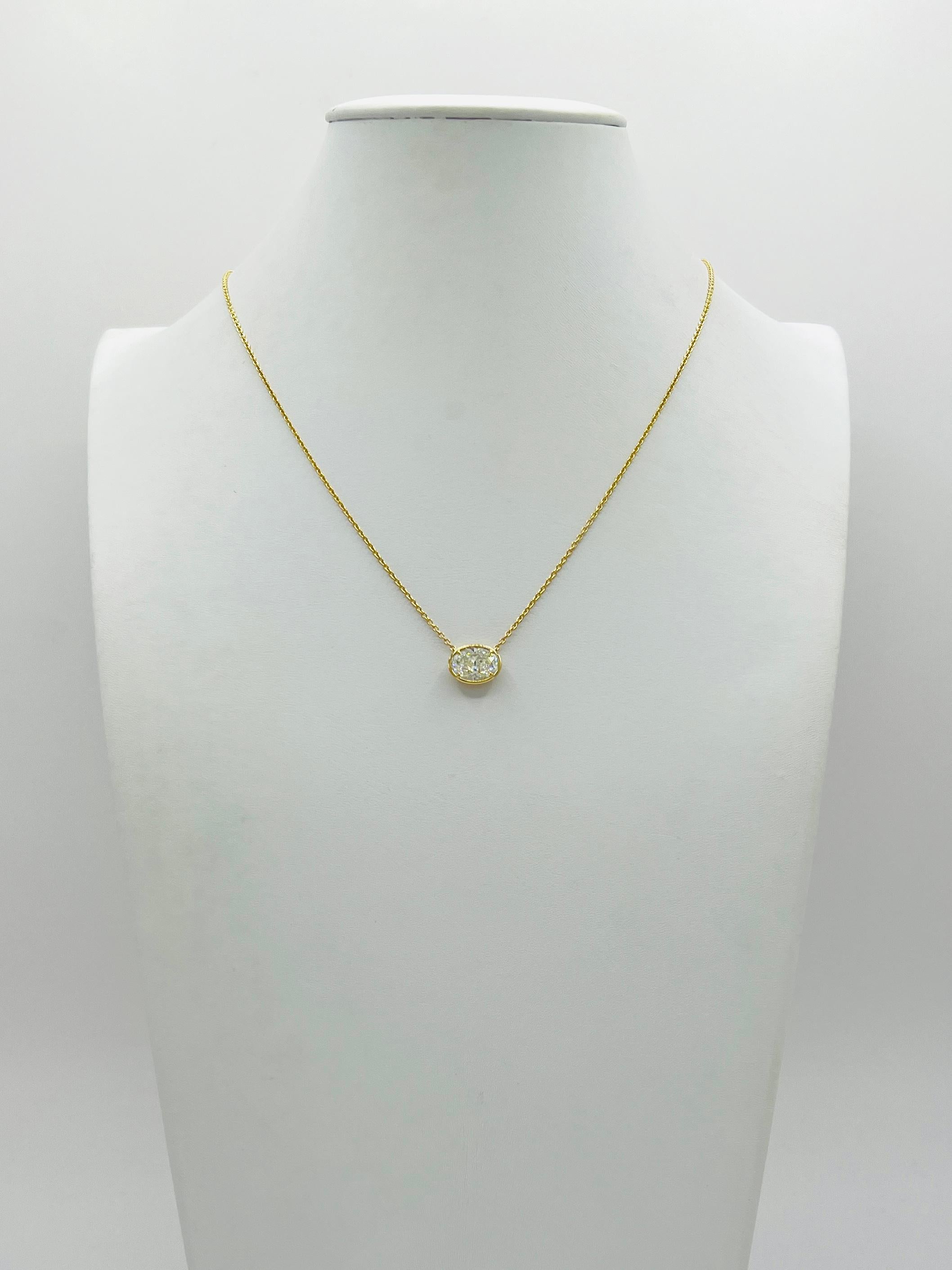 GIA 2 Karat Oval Weißer Diamant-Lünette-Anhänger-Halskette aus 18 Karat Gelbgold im Zustand „Neu“ in Los Angeles, CA