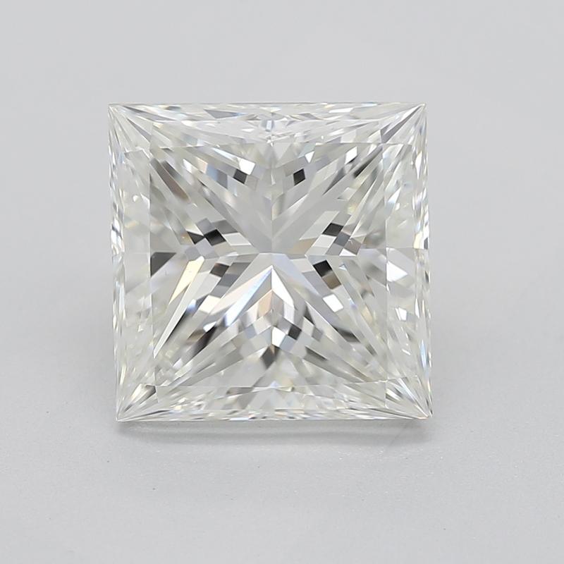 Dieser Diamantring besticht durch seine bemerkenswerte Eleganz mit einem atemberaubenden Prinzessinnen-Mittelstein mit einem Gewicht von 2, bewertet mit J und VS2. Das fachmännisch gefertigte Design wird durch einen quadratischen, kissenförmigen