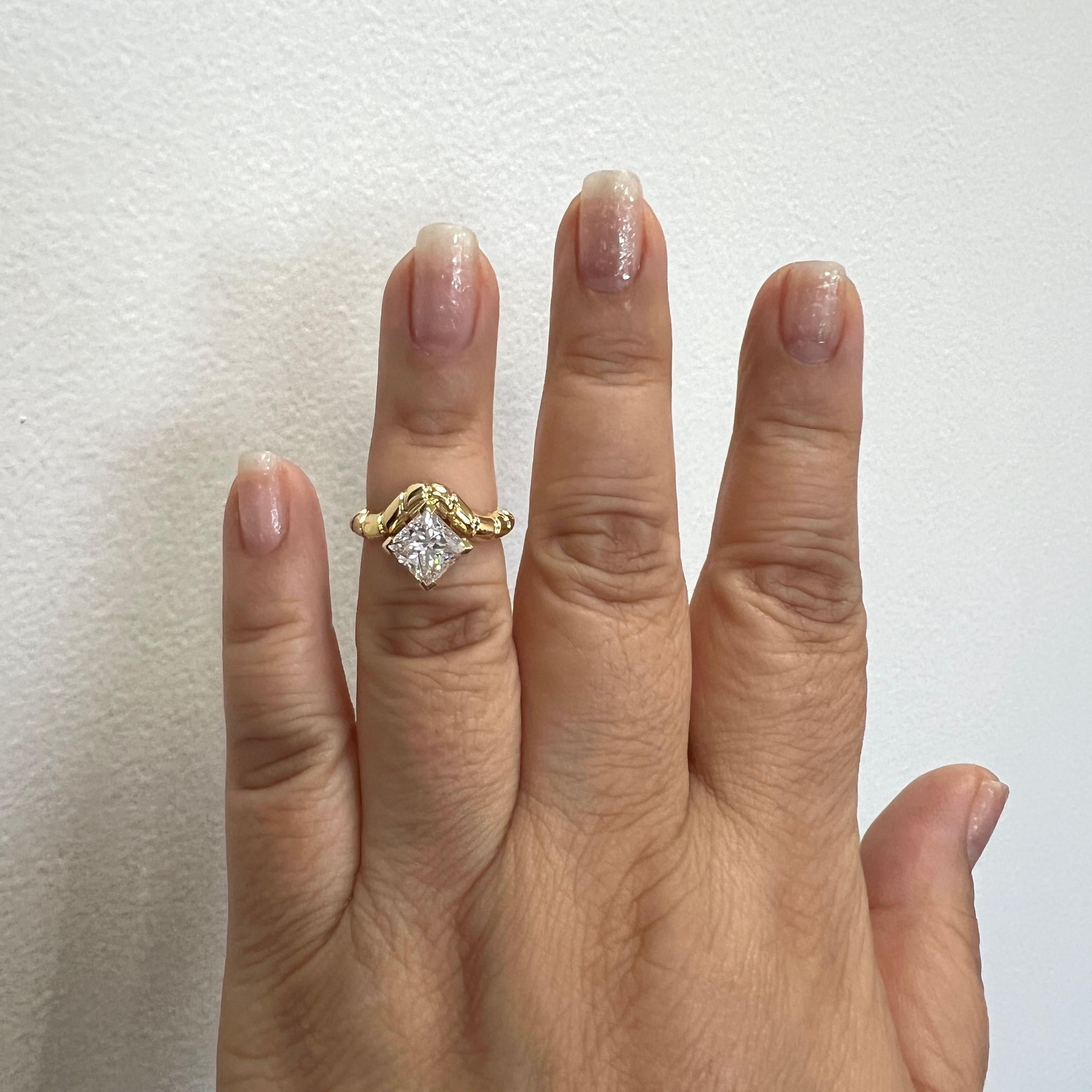 Precioso 2,07 ct. D SI1  diamante blanco talla princesa.  Hecho a mano en oro amarillo de 18 quilates.  Anillo talla 6,5.  Viene con certificado GIA.
