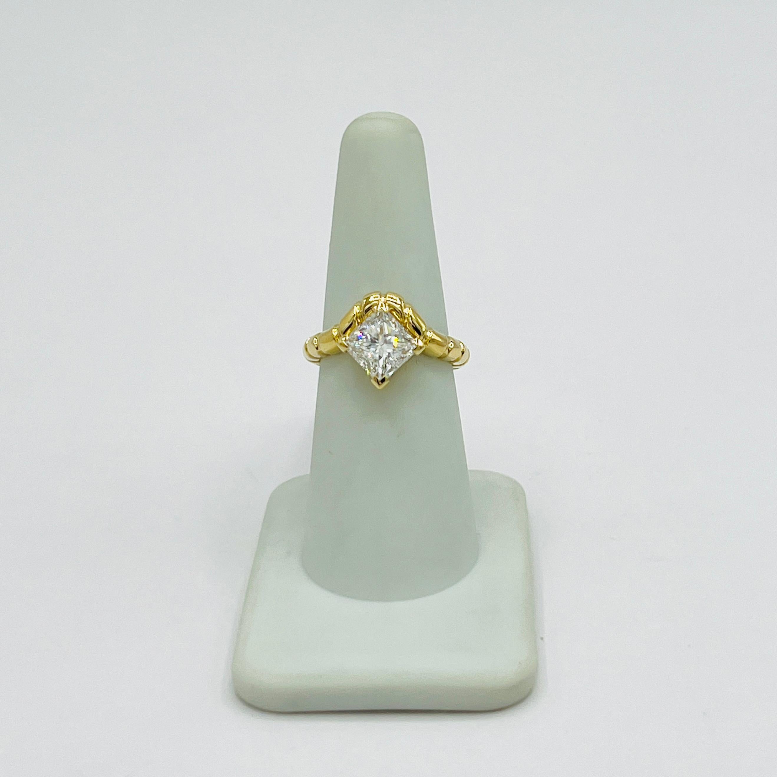 GIA Anillo de diamantes blancos talla princesa de 2 quilates en oro amarillo de 18 quilates en venta 3