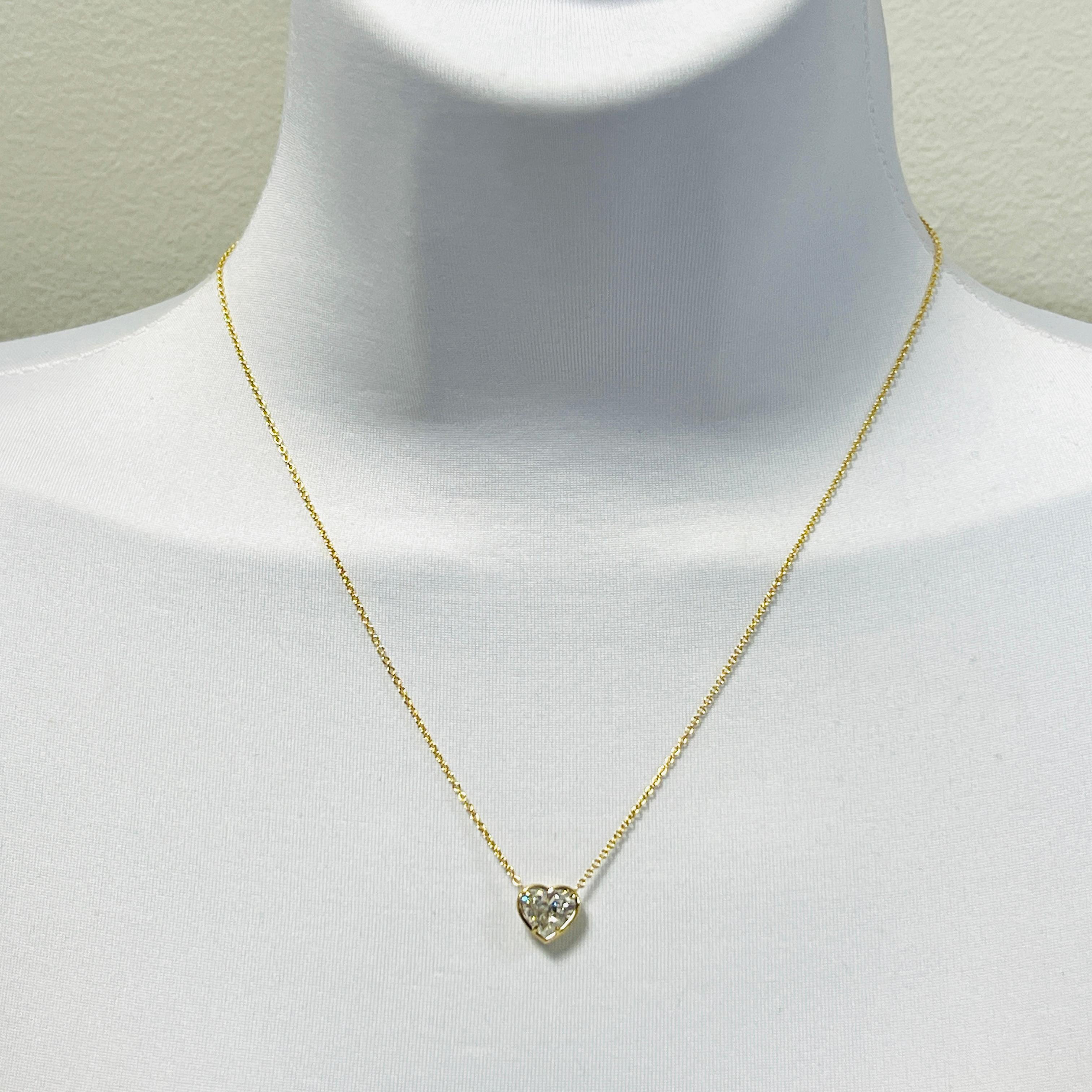 Bellissimo esemplare da 2,01 ct. I+I cuore di diamante bianco.  Realizzato a mano in oro giallo 18 carati.  La lunghezza è di 18
