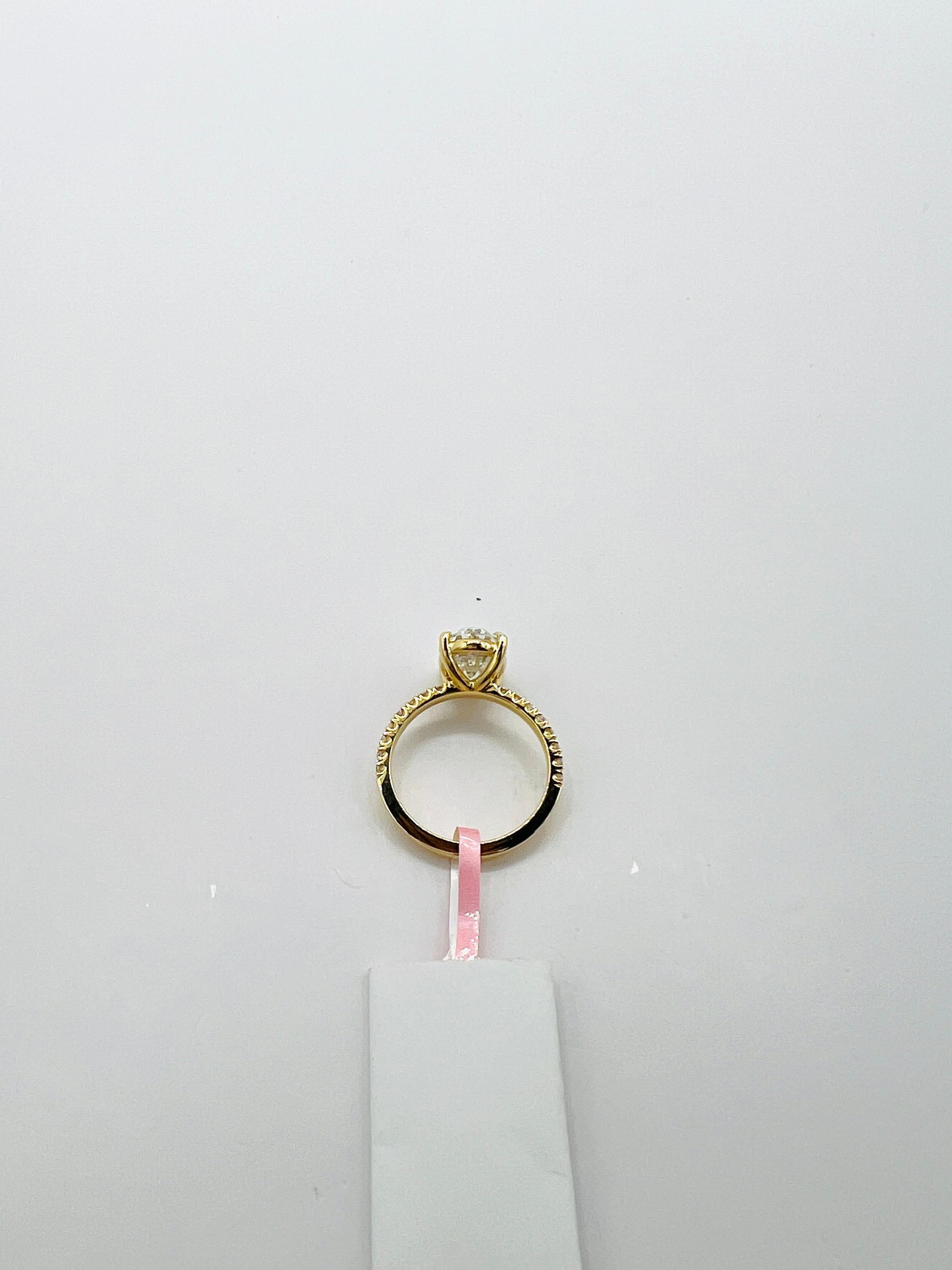 GIA 2 Carat White Diamond Oval Ring in 18K Yellow Gold In New Condition For Sale In Los Angeles, CA