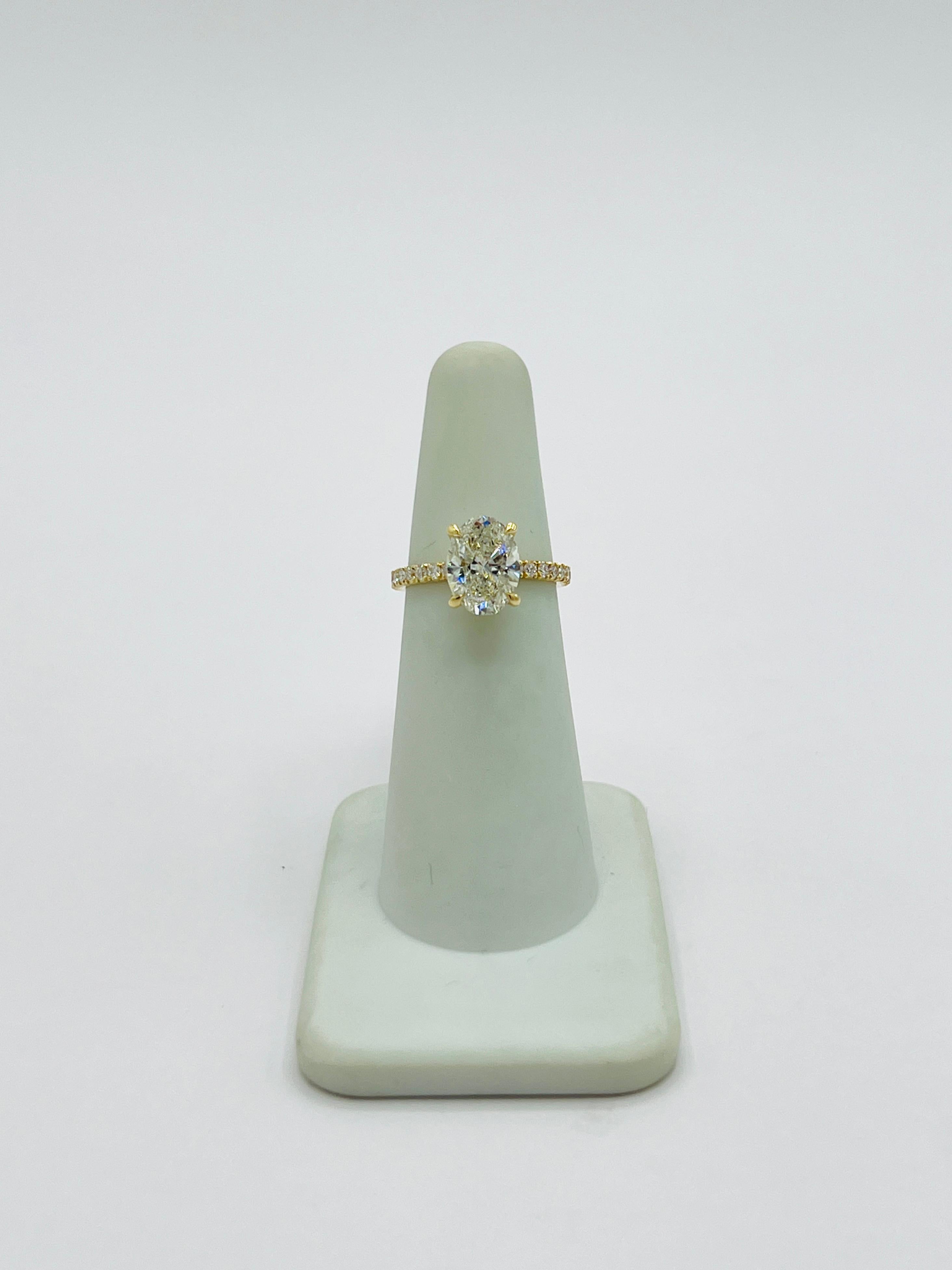 Women's or Men's GIA 2 Carat White Diamond Oval Ring in 18K Yellow Gold For Sale