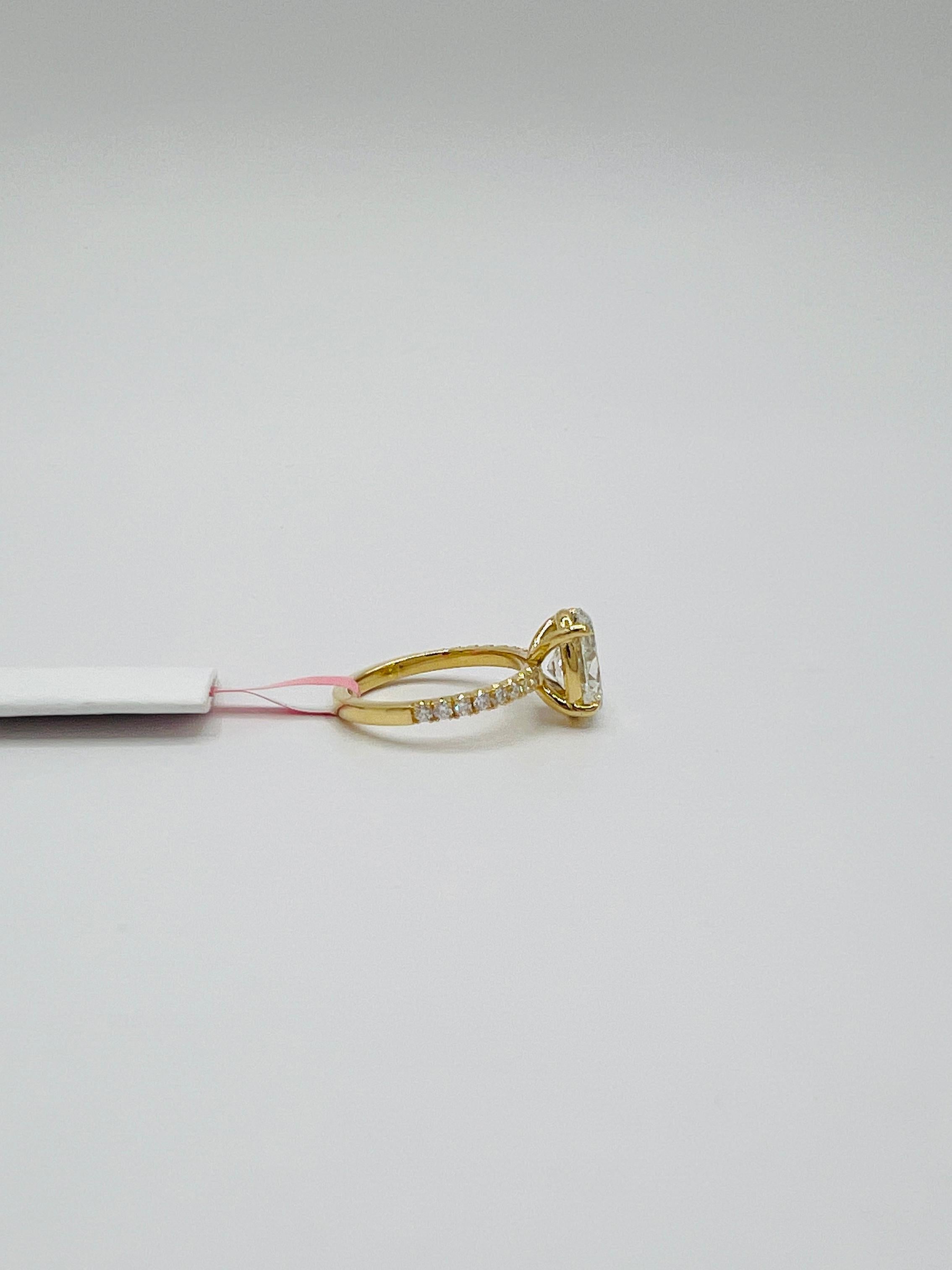GIA 2 Carat White Diamond Oval Ring in 18K Yellow Gold For Sale 1
