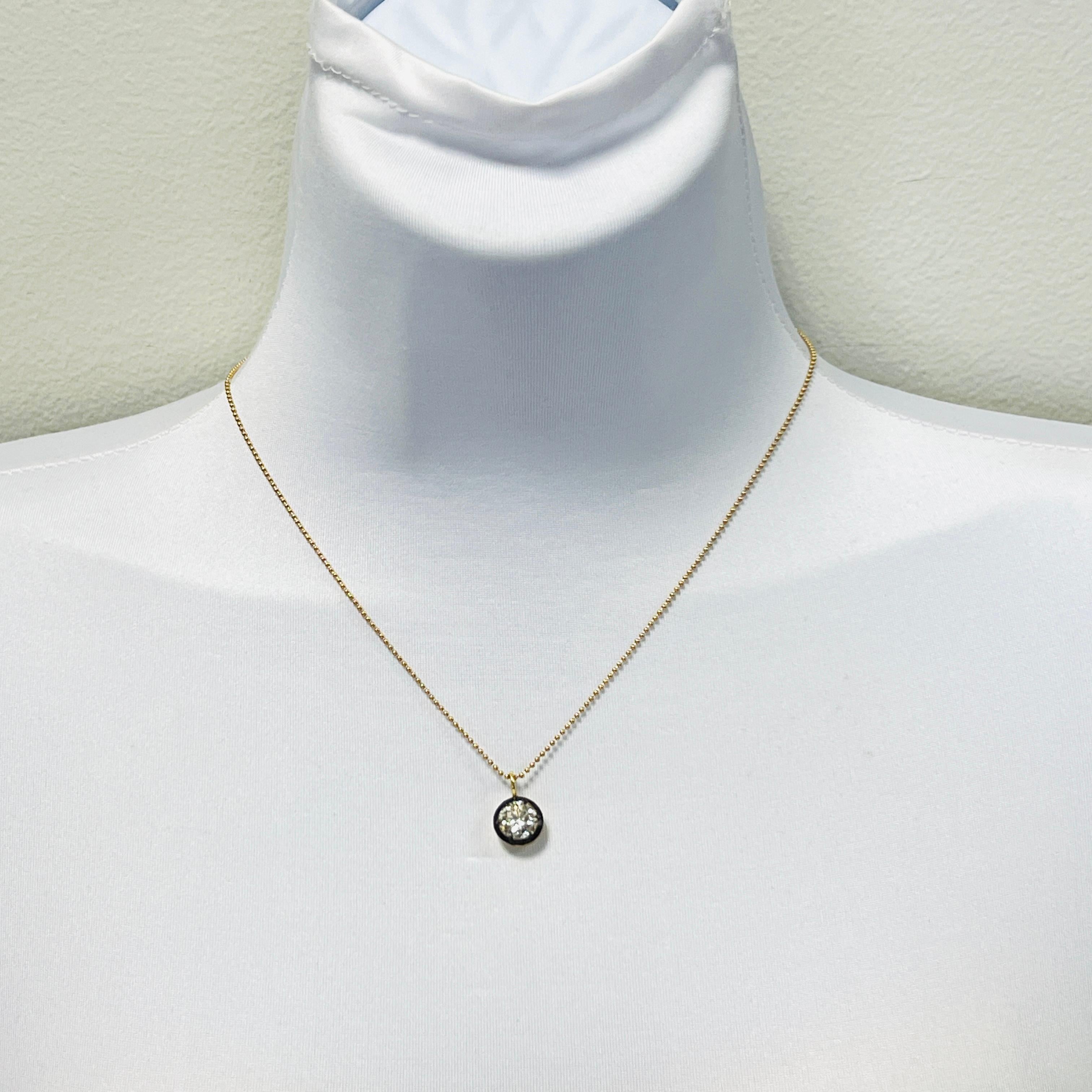Splendido esemplare da 2,01 ct. J VS2 diamante bianco rotondo.  Realizzato a mano in oro giallo 18k e rodio nero.  La lunghezza è di 18