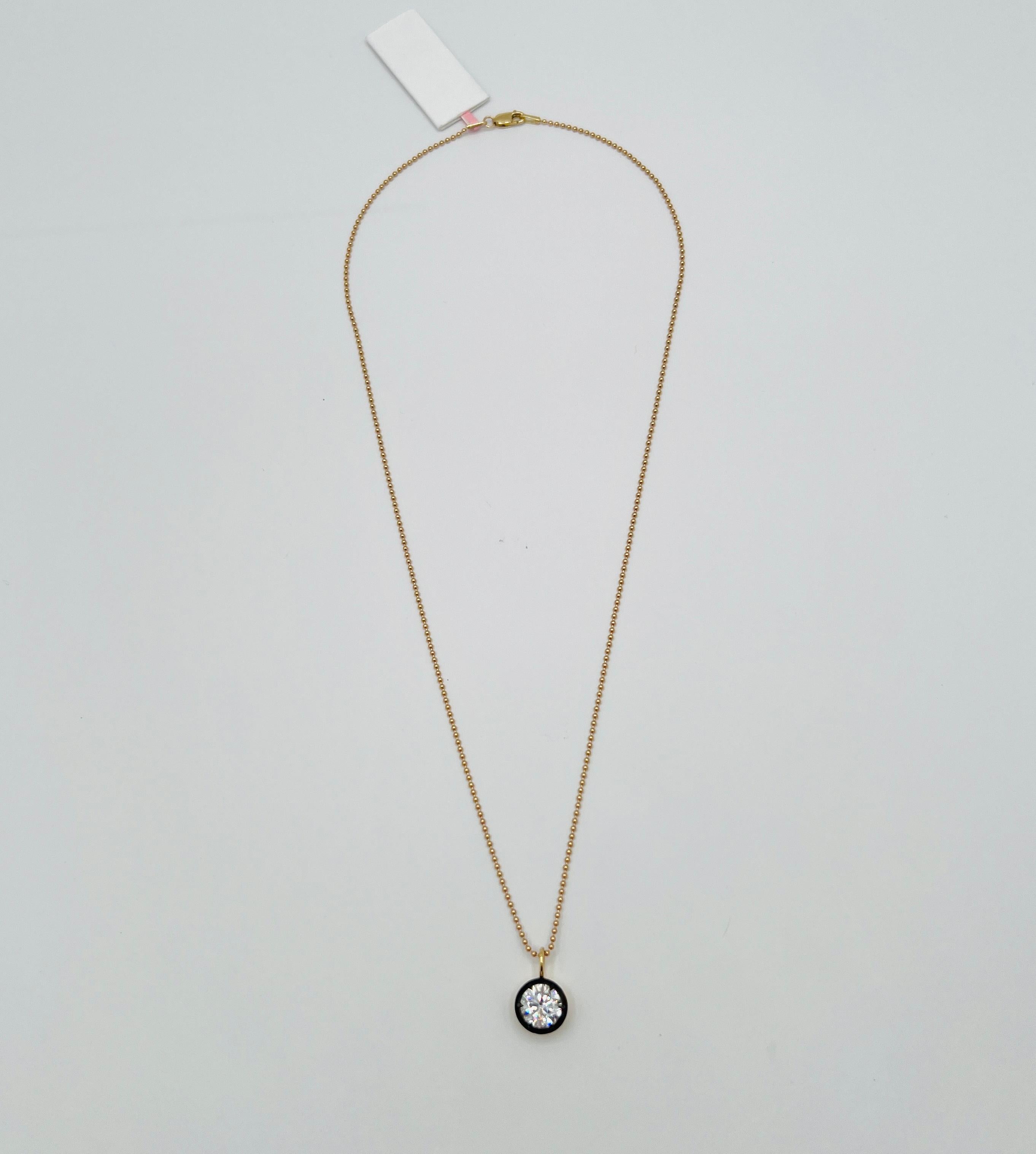 GIA Collana con diamante bianco rotondo da 2 carati in rodio nero e oro giallo 18 carati in vendita 2