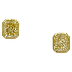 GIA Pendientes de bisel de diamantes amarillos radiantes de 2 quilates cada uno en oro amarillo de 18 quilates