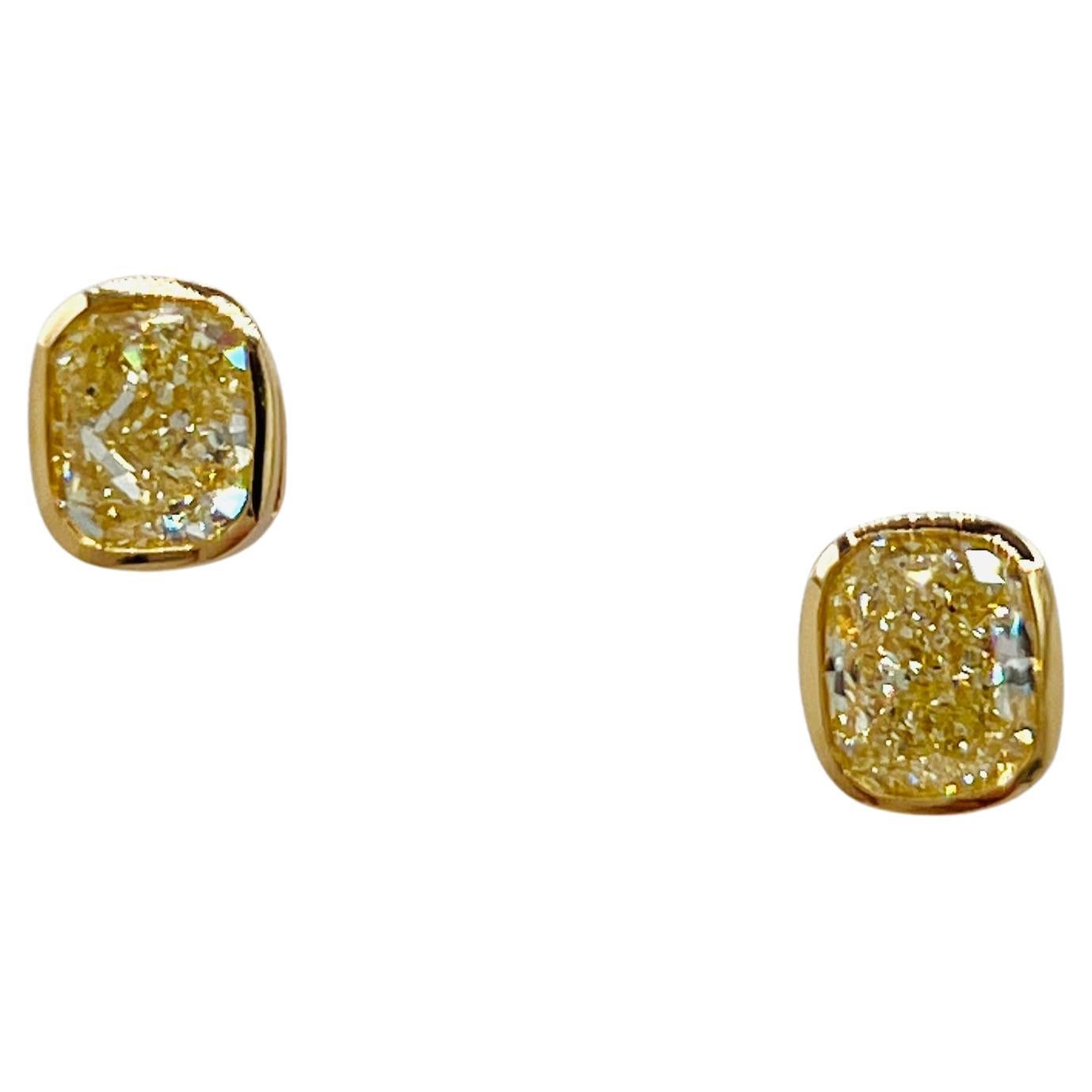 GIA Pendientes de oro amarillo de 18 quilates con bisel de diamantes en forma de cojín de 2 quilates cada uno en venta