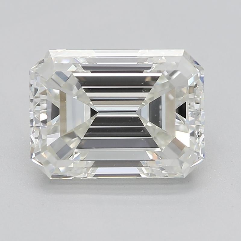 Erhöhen Sie Ihre Schmucksammlung mit diesem exquisiten Diamantring mit einem prächtigen Mittelstein aus einem Smaragddiamanten mit einem Gewicht von beeindruckenden 2.00. Dieser Diamant ist mit J und VS1 eingestuft und strahlt eine unvergleichliche