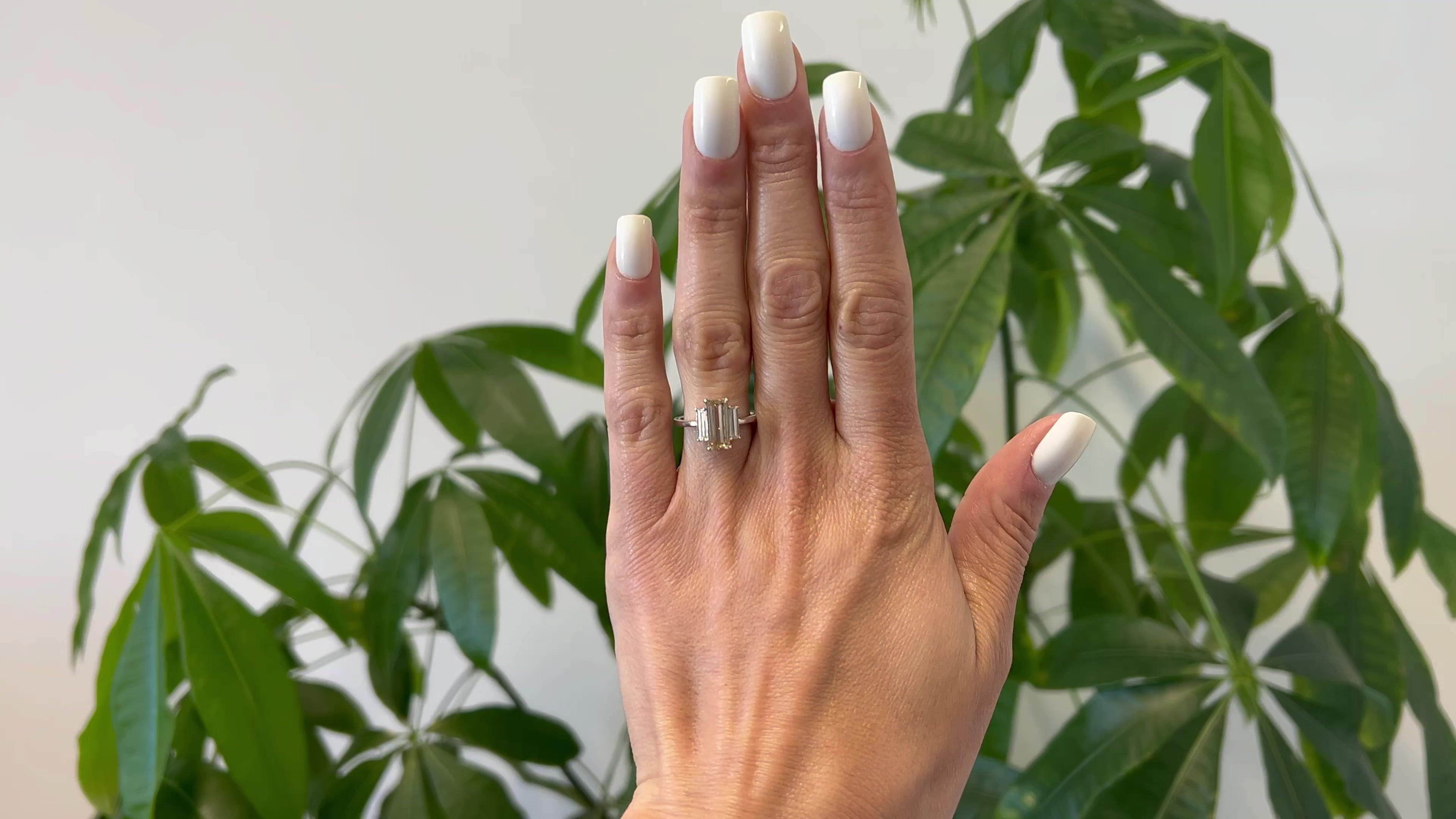 Ein GIA 2,00 Karat Fancy Color Diamond Platinum Drei Stein Ring. Mit einem regulären GIA-Diamanten im Stufenschliff von 2,00 Karat, begleitet von GIA #2225999398, der angibt, dass der Diamant eine ausgefallene hellbraun-gelbe Farbe und eine Klarheit