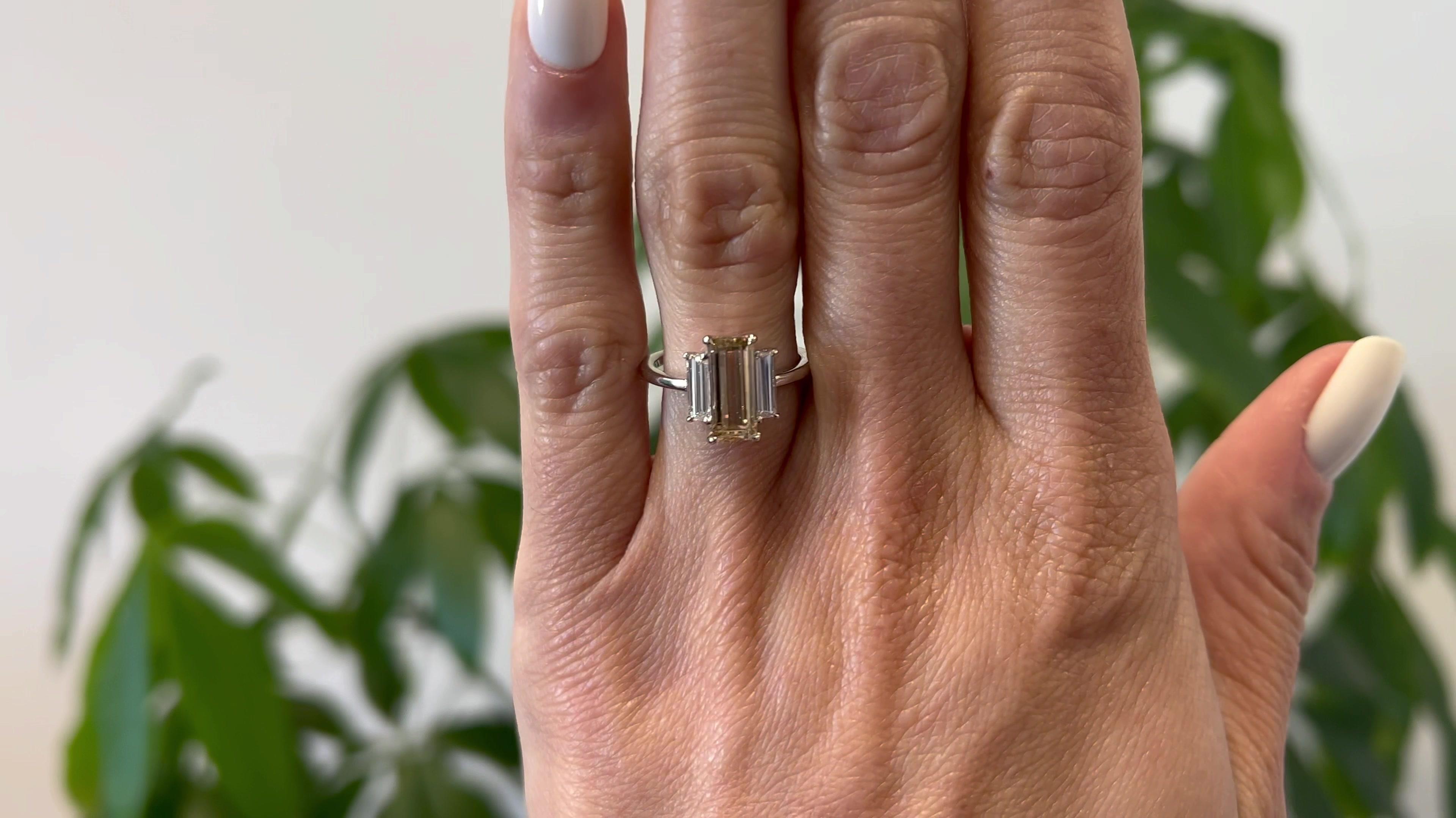 GIA 2,00 Karat Fancy Color Diamant Platin Drei Stein Ring (Baguetteschliff) im Angebot