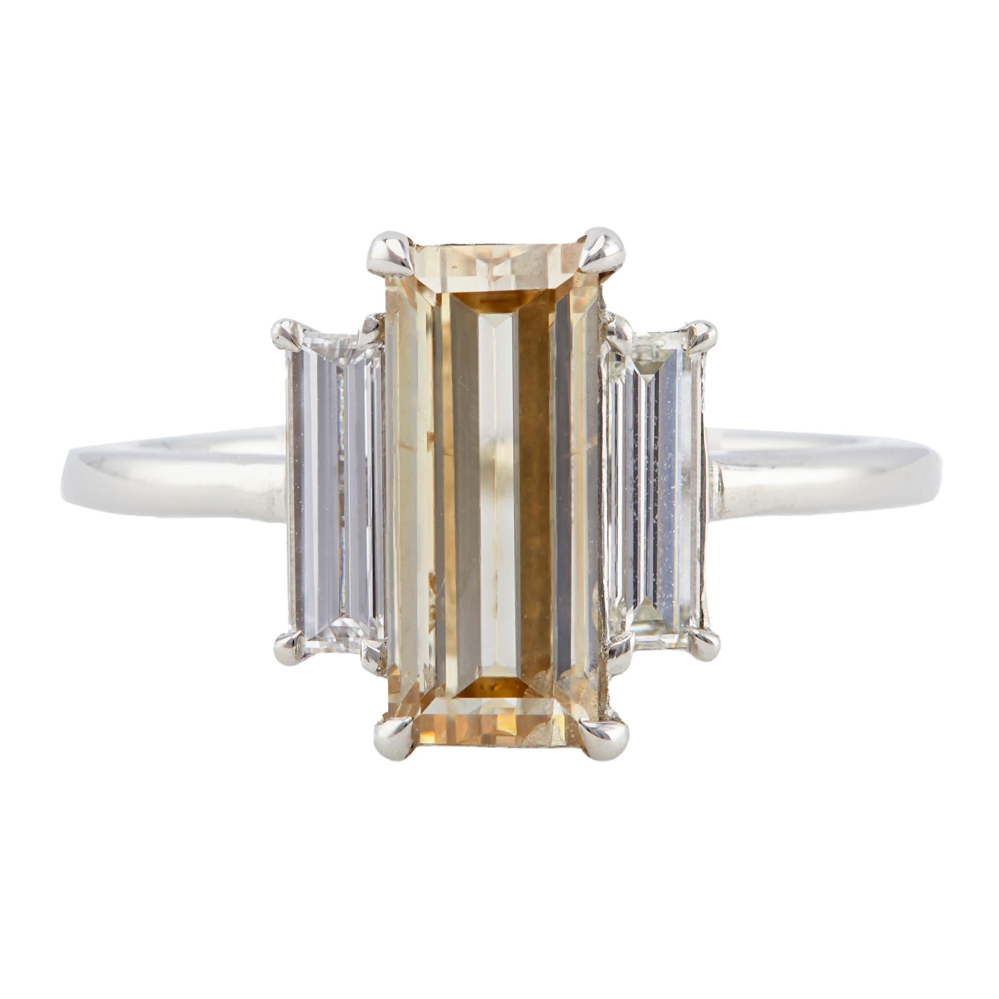 Ein GIA 2,00 Karat Fancy Color Diamond Platinum Drei Stein Ring. Mit einem regulären GIA-Diamanten im Stufenschliff von 2,00 Karat, begleitet von GIA #2225999398, der angibt, dass der Diamant eine ausgefallene hellbraun-gelbe Farbe und eine Klarheit