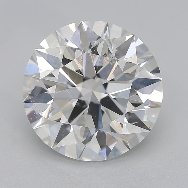 Hecho a mano en Nueva York, un impresionante anillo de diamantes que encarna sin esfuerzo la elegancia y la sofisticación, con un llamativo diamante redondo en su centro, de 2,00 de peso. Calificada con una H y SI2 , esta gema certificada por el GIA