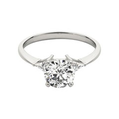 GIA 2.00 Carat Round Three-Stone Trillion Cut 18K White Gold Diamond Ring (bague en or blanc de 2.00 carats)