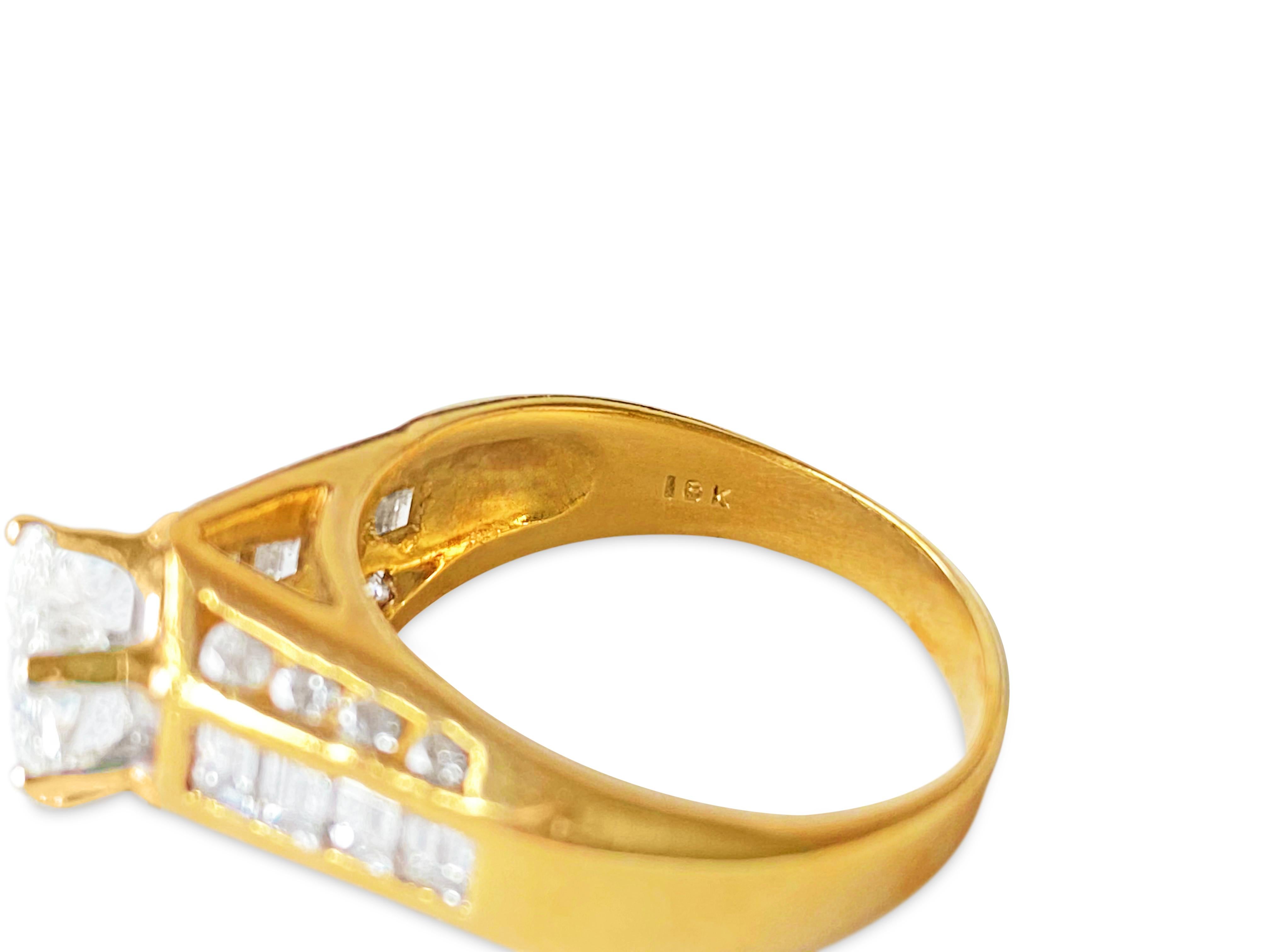 Réalisée en or jaune 18 carats massif, cette bague exquise est un véritable témoignage de luxe. En son centre brille un éblouissant diamant taille poire de 1,00 carat, d'une pureté VS1 et d'une couleur G, solidement maintenu en place. Autour d'elle,