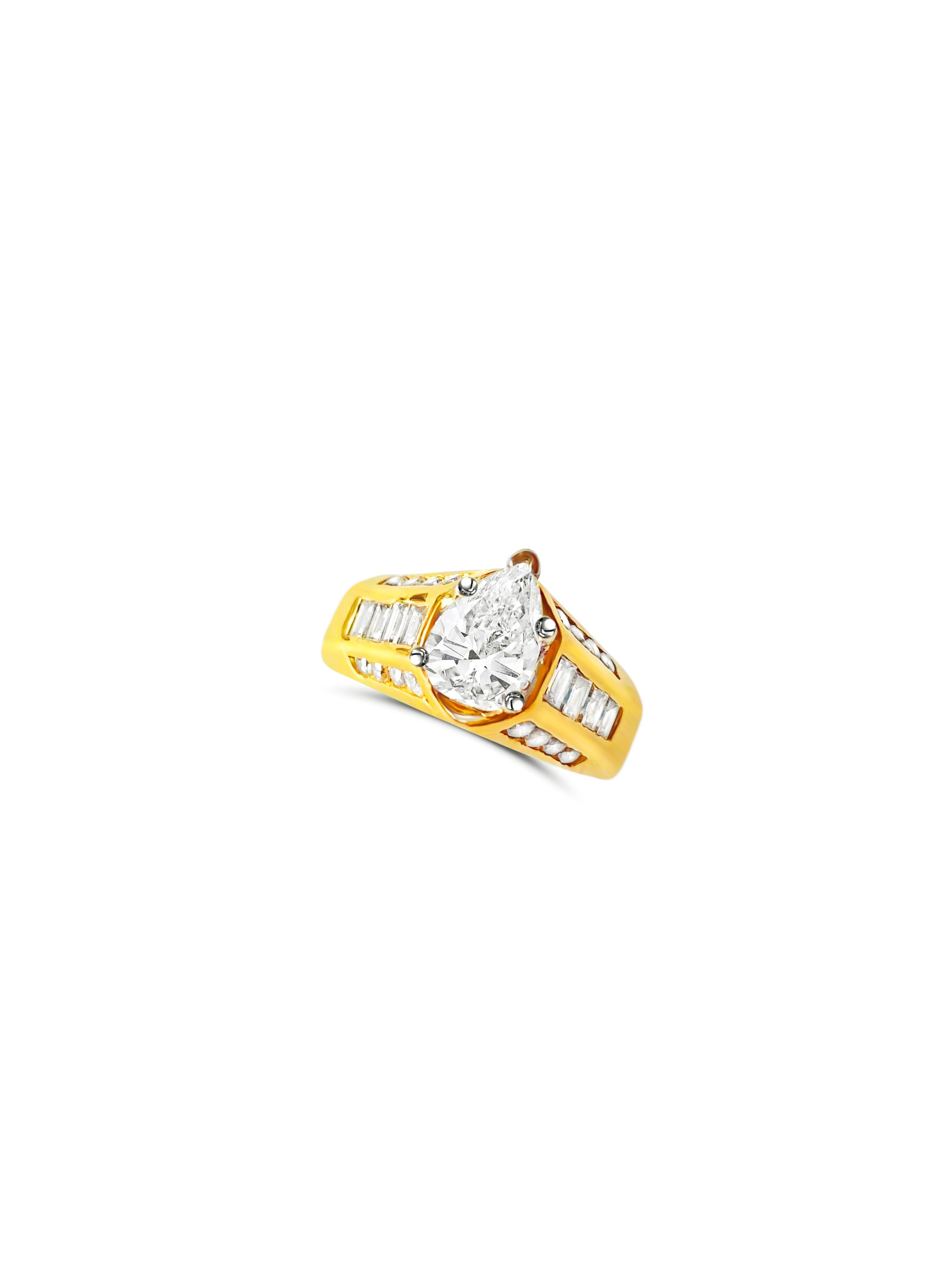 Contemporary *GIA* 2.00 CT Diamond Engagement Ring in 18K Gold. For Sale