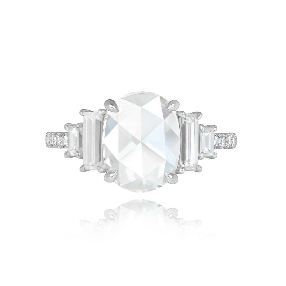 Ein Platinring mit einem GIA-zertifizierten ovalen Diamanten im Rosenschliff von 2,00 Karat mit der Farbe I und der Reinheit VVS2. Der zentrale Diamant ist in Zacken gefasst und wird durch einen Baguette- und einen runden Brillanten auf den